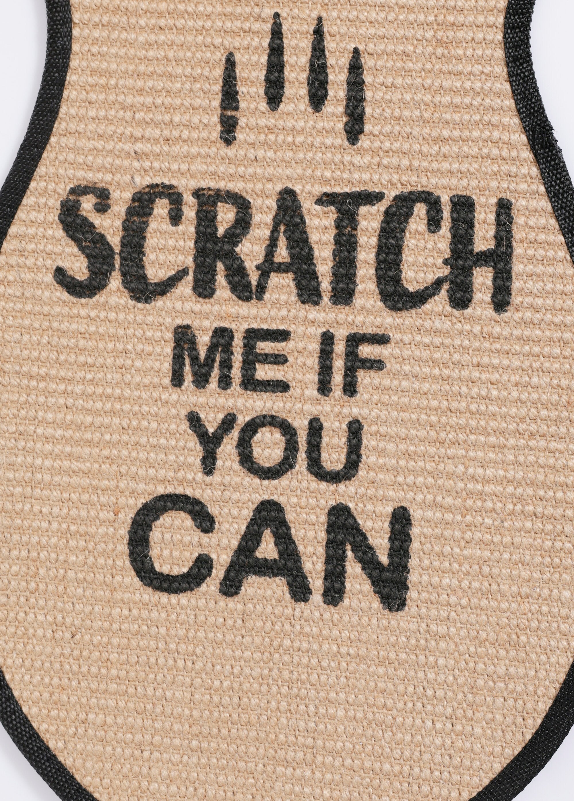 Cat_scratching_post_with_fancy_decoration_Claw_DE2_slim