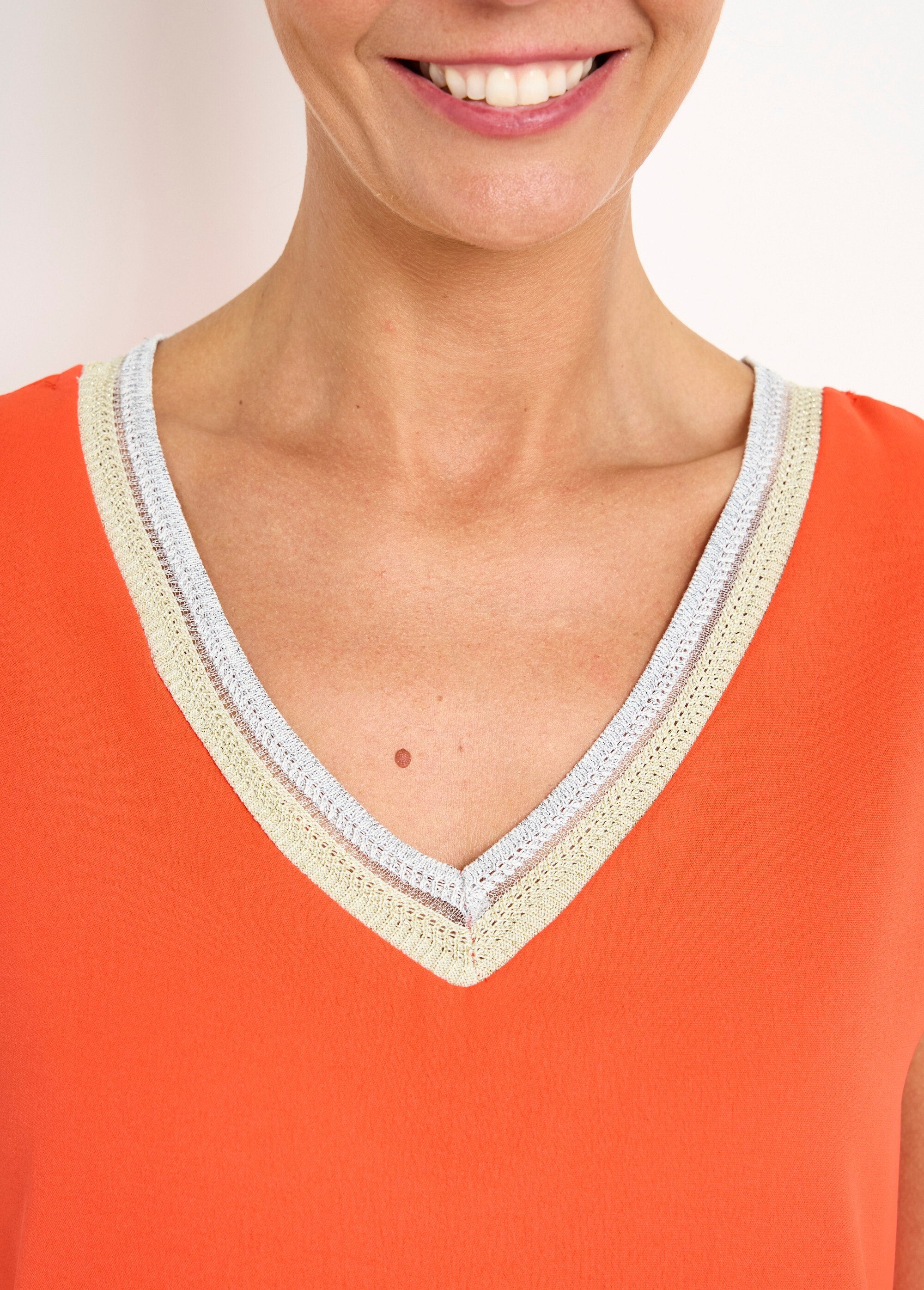 Sleeveless_flowing_blouse_with_V-neck_braid_Poppy_DE2_slim