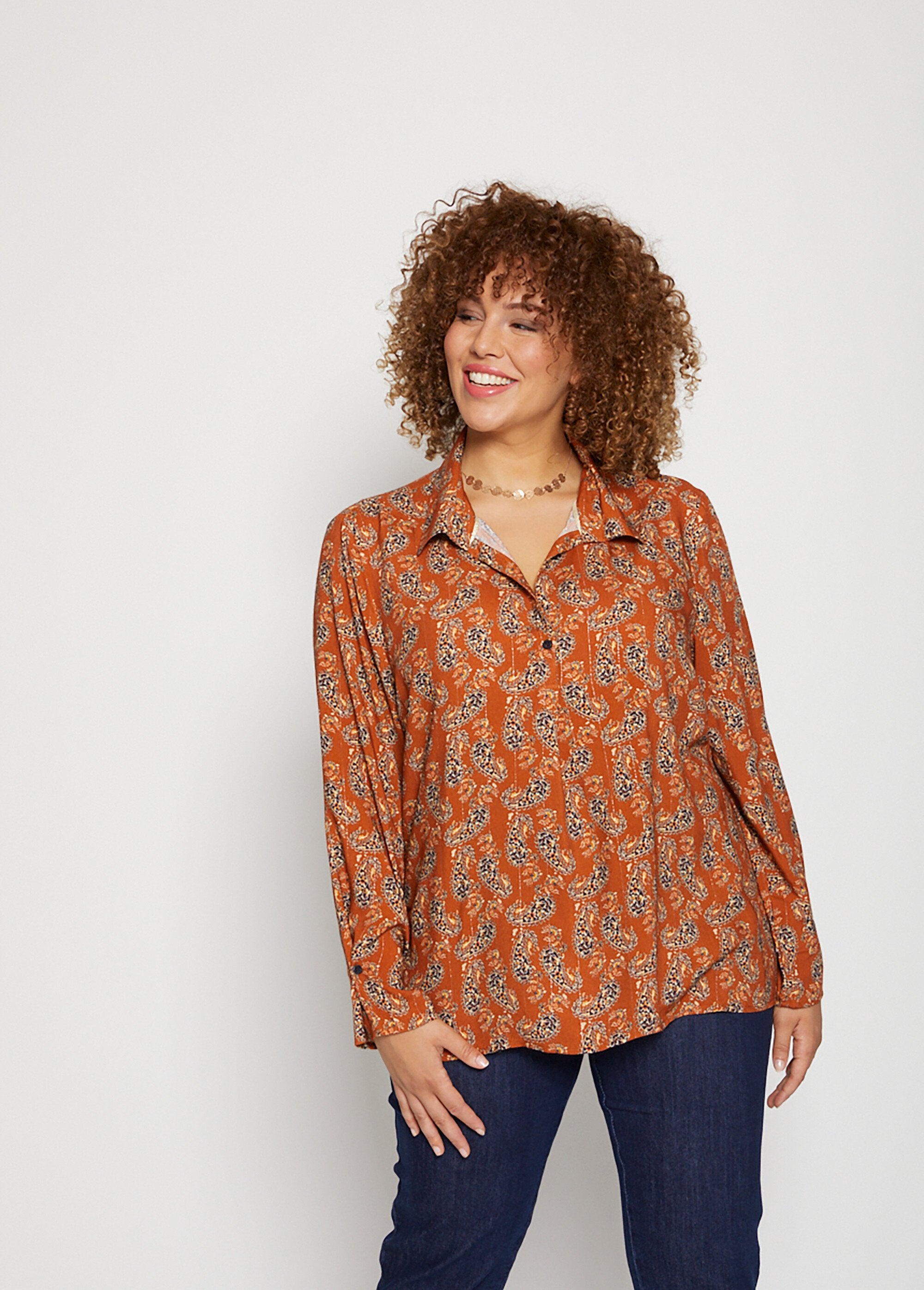 Printed_flowing_blouse_Caramel_FA1_curvy