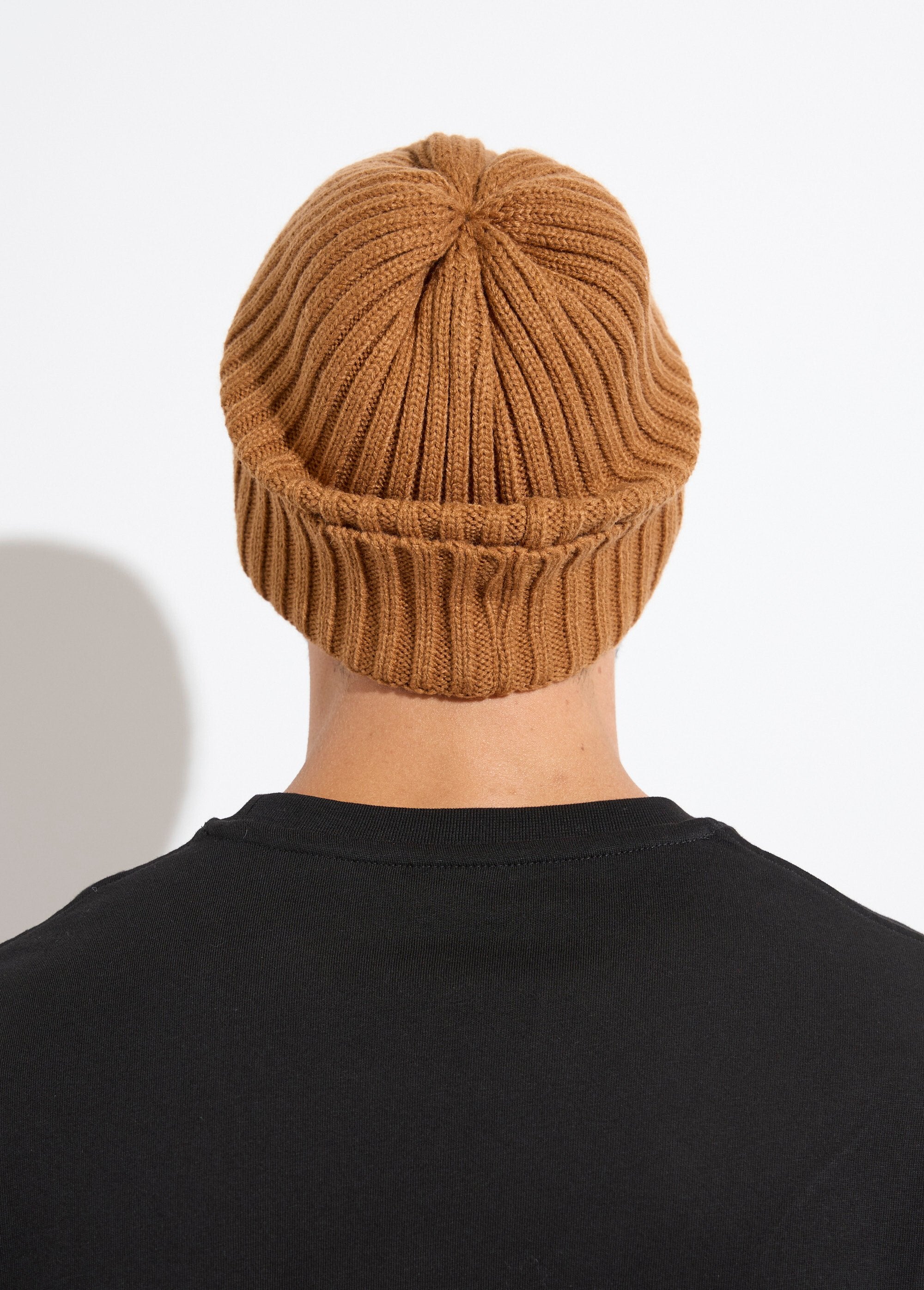 Ribbed_knit_hat_with_cuff_camel_DO1_slim
