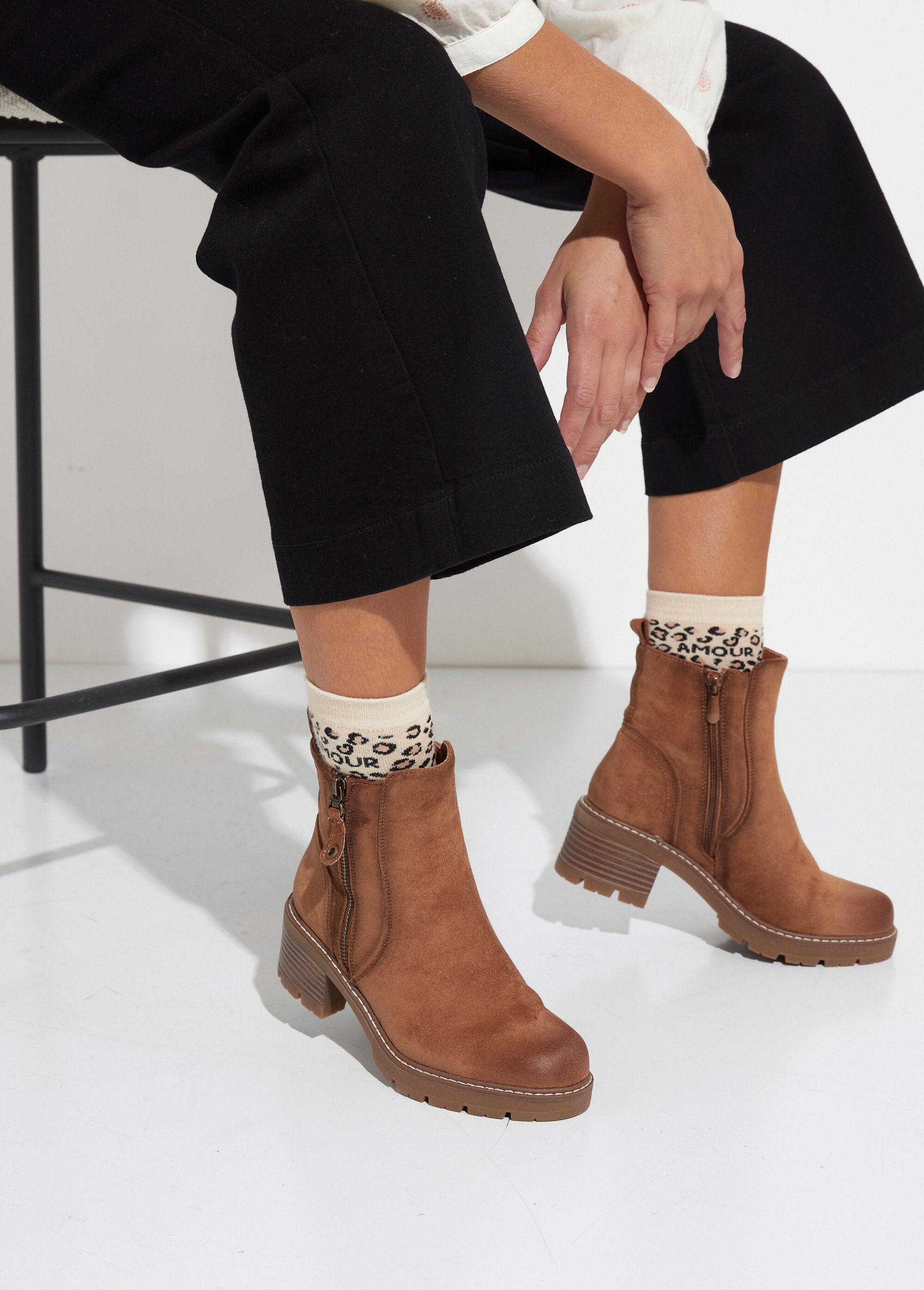 Zipped_heeled_boots_with_used_effect_toe_camel_SF1_slim