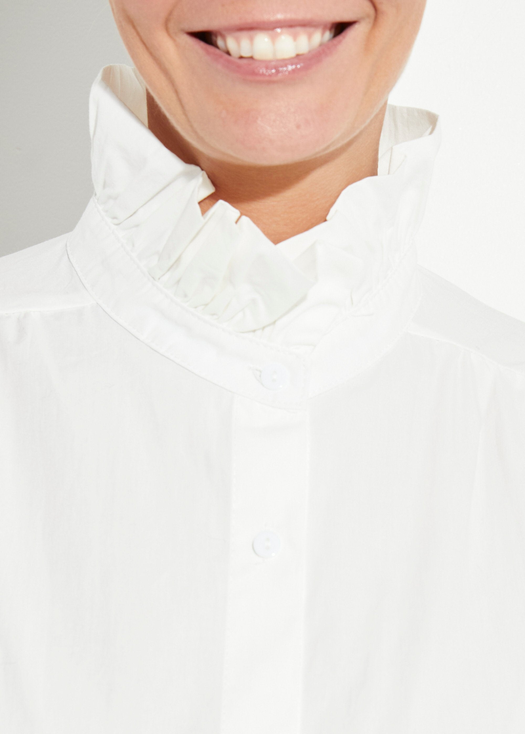 Blouse_with_a_pleated_high_collar_White_DE1_slim