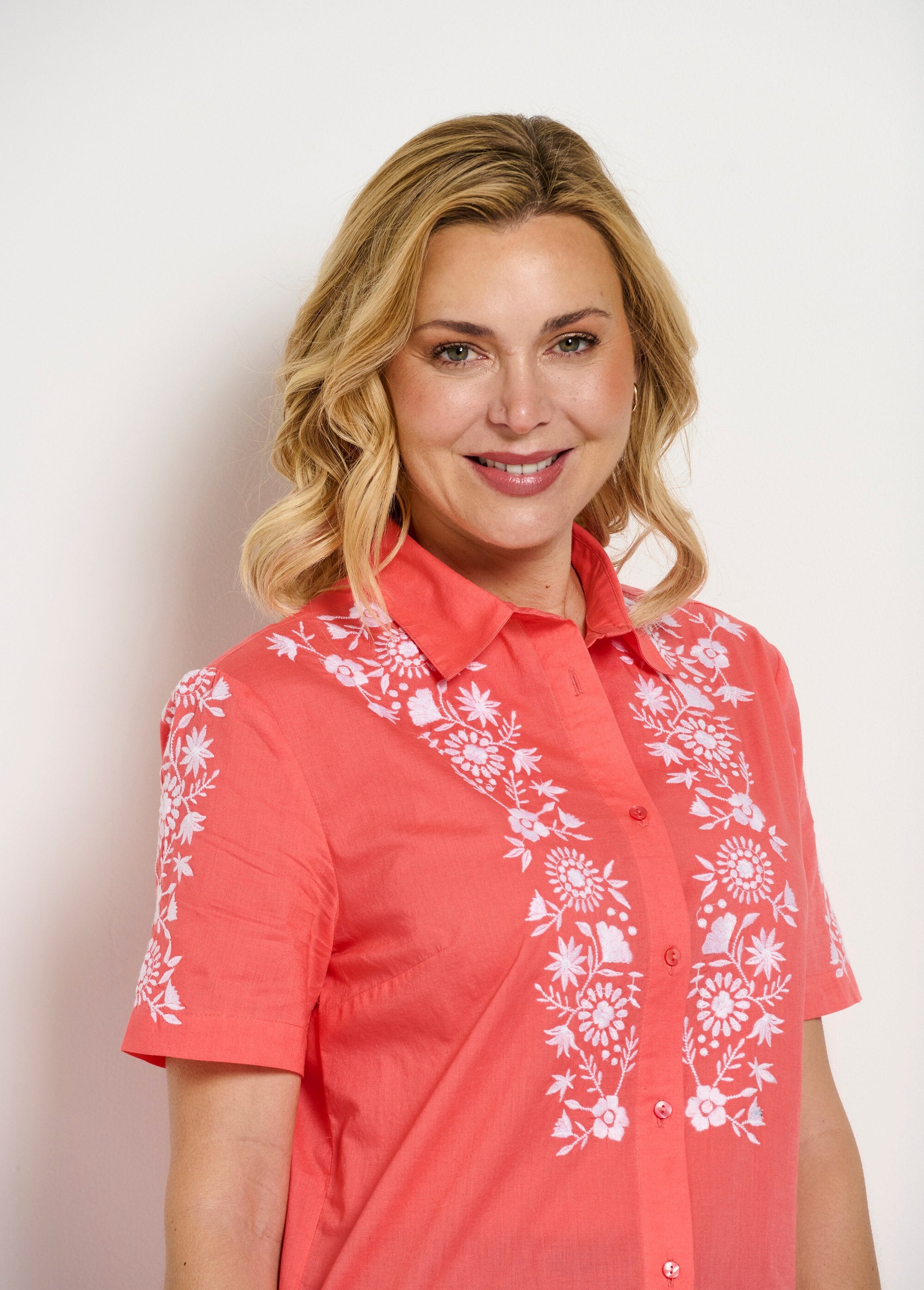 Long_embroidered_cotton_blouse_with_short_sleeves_Coral_and_white_DE1_slim