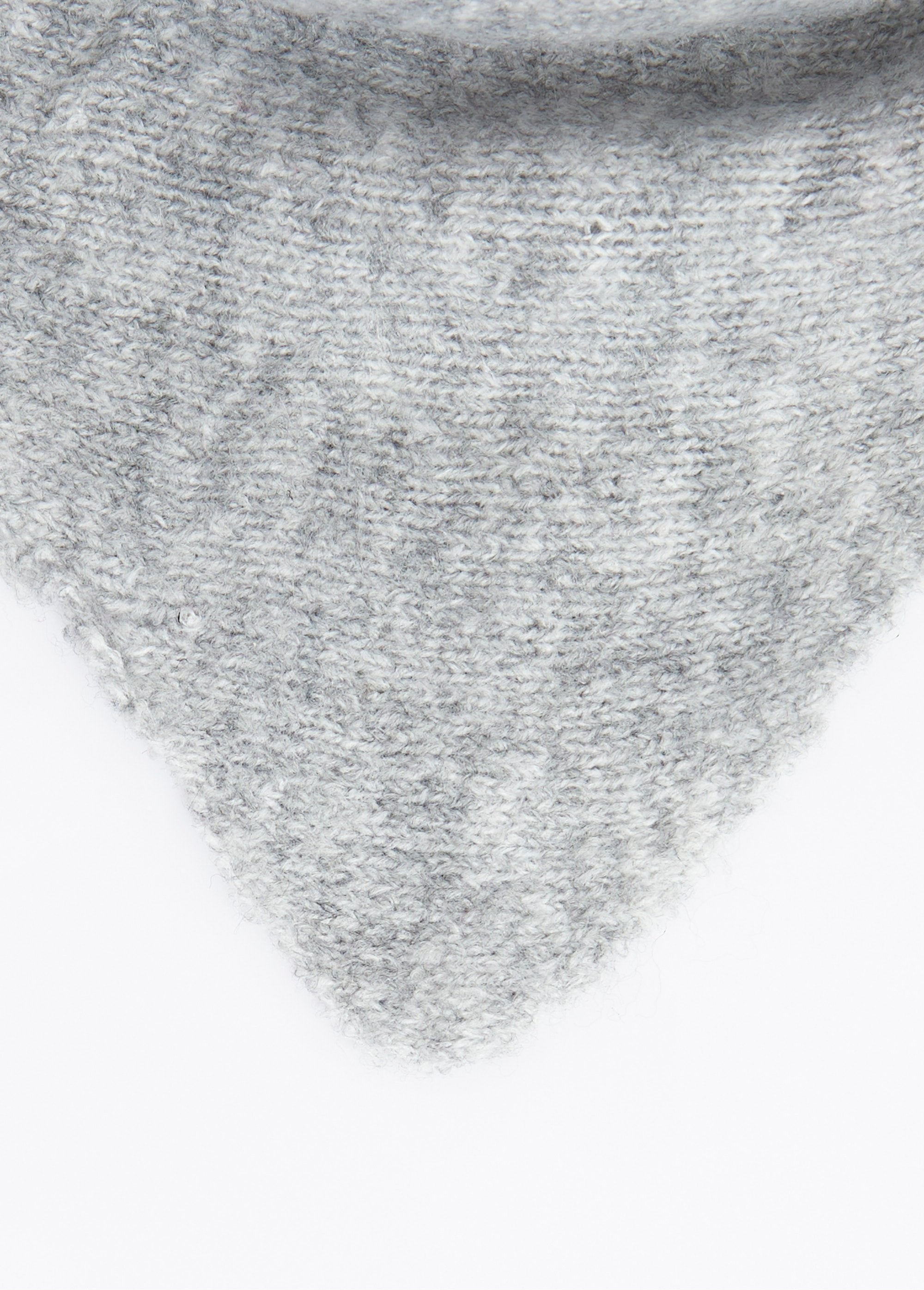 Plain_triangle_scarf,_with_wool_Gray_DE1_slim
