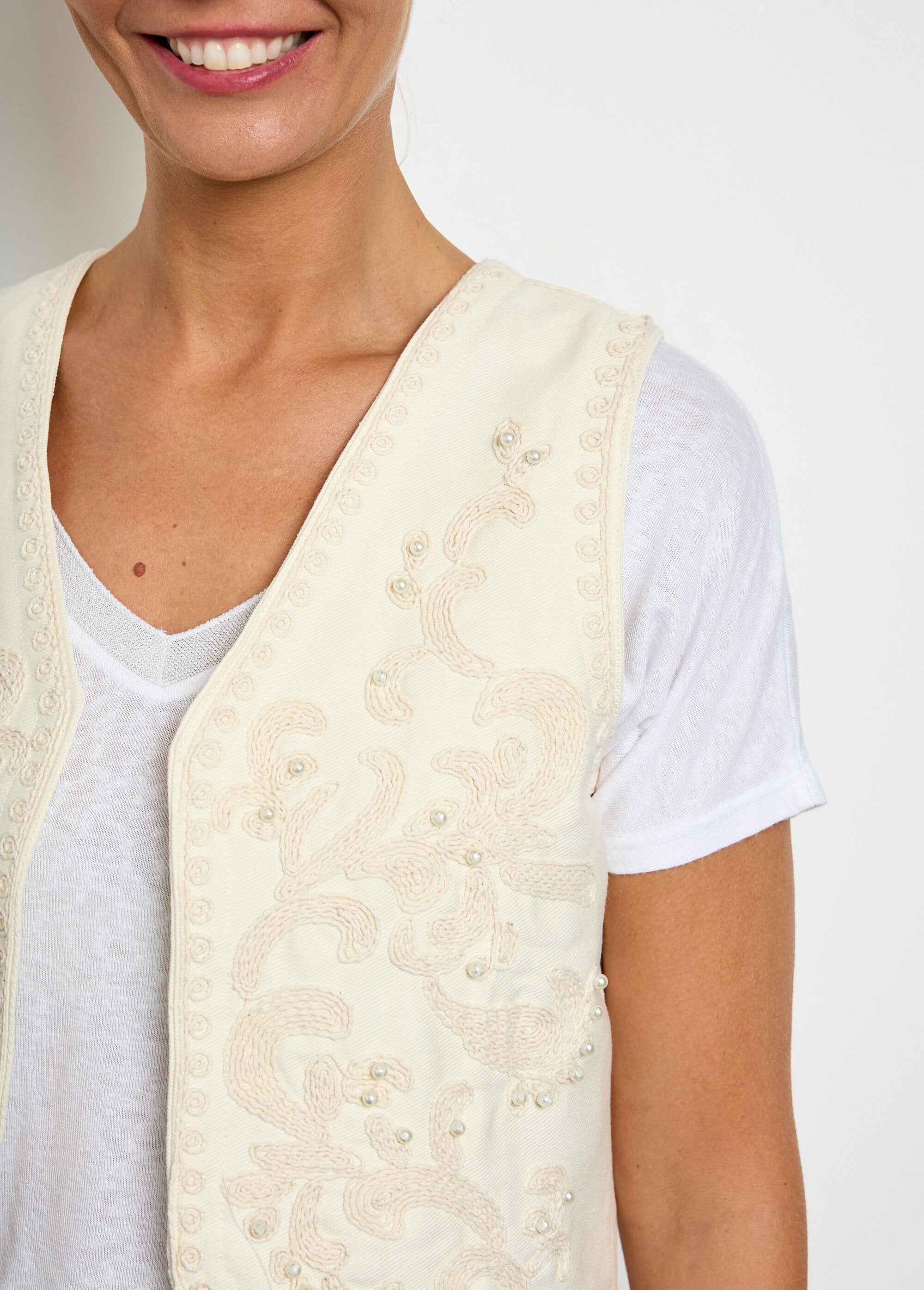 Sleeveless_vest_with_embroidery_and_pearls_Ecru_DE1_slim