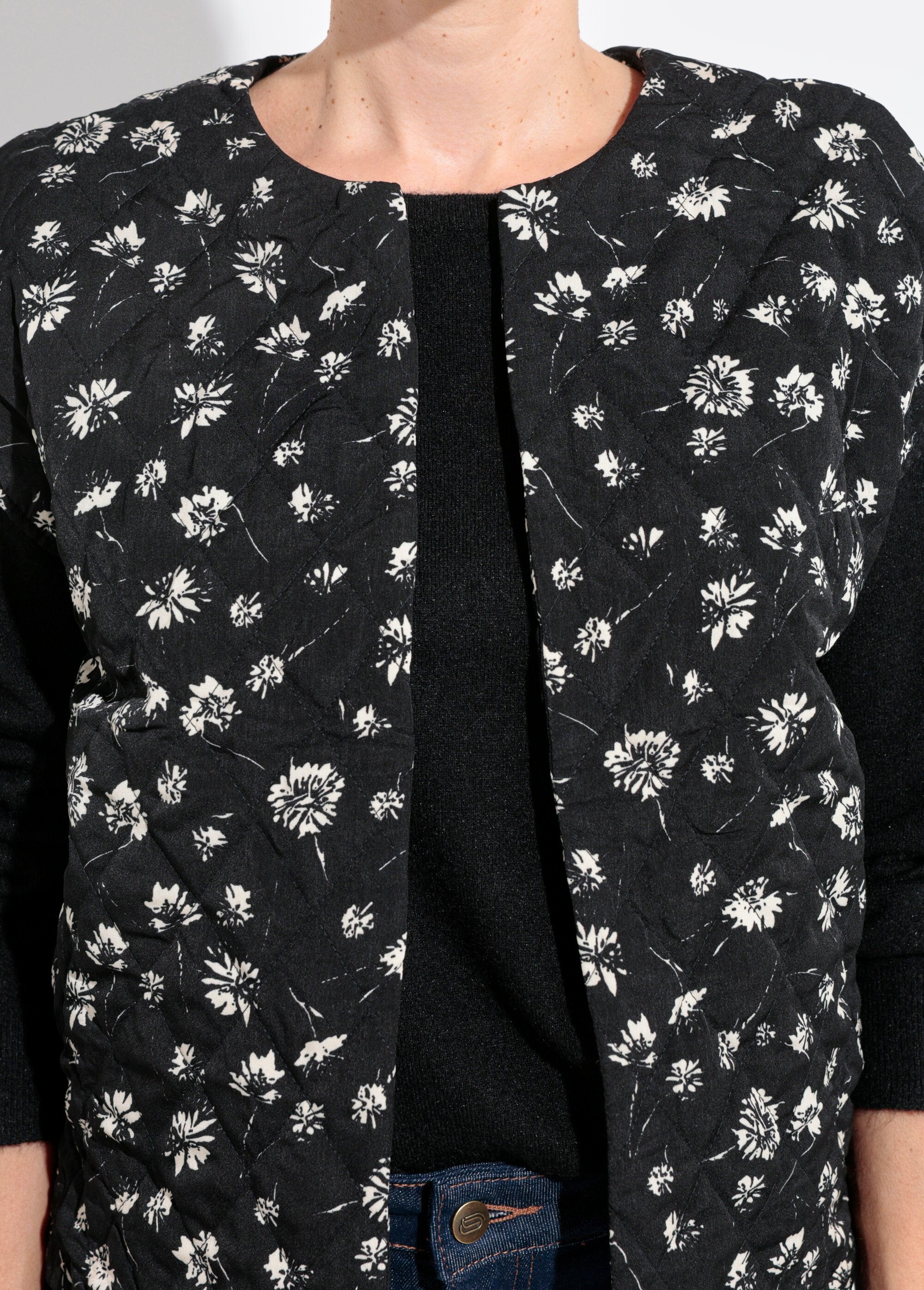 Sleeveless_quilted_vest_with_stitching_Black_DE1_slim