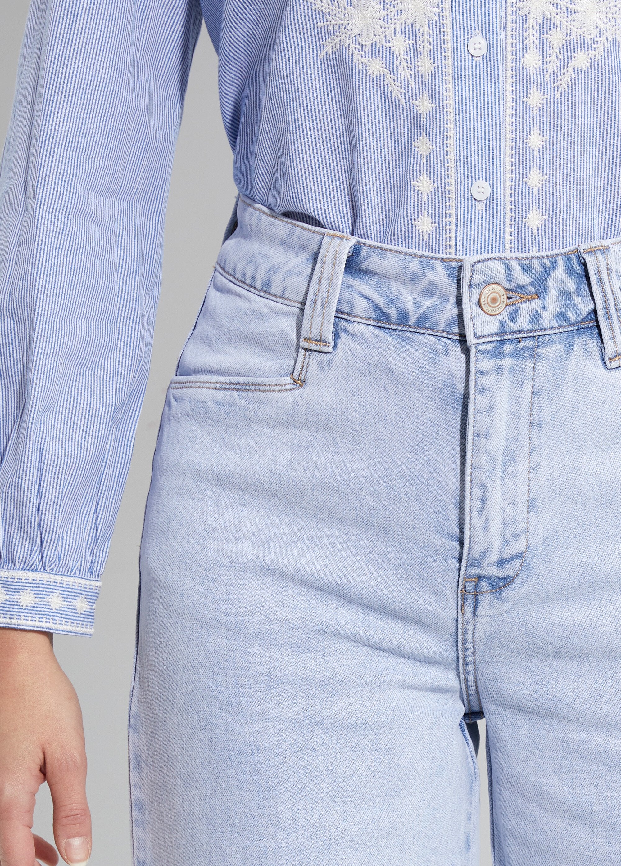 Jean_large_5_poches,_spécial_PETITE_Bleu_clair_DE1_slim