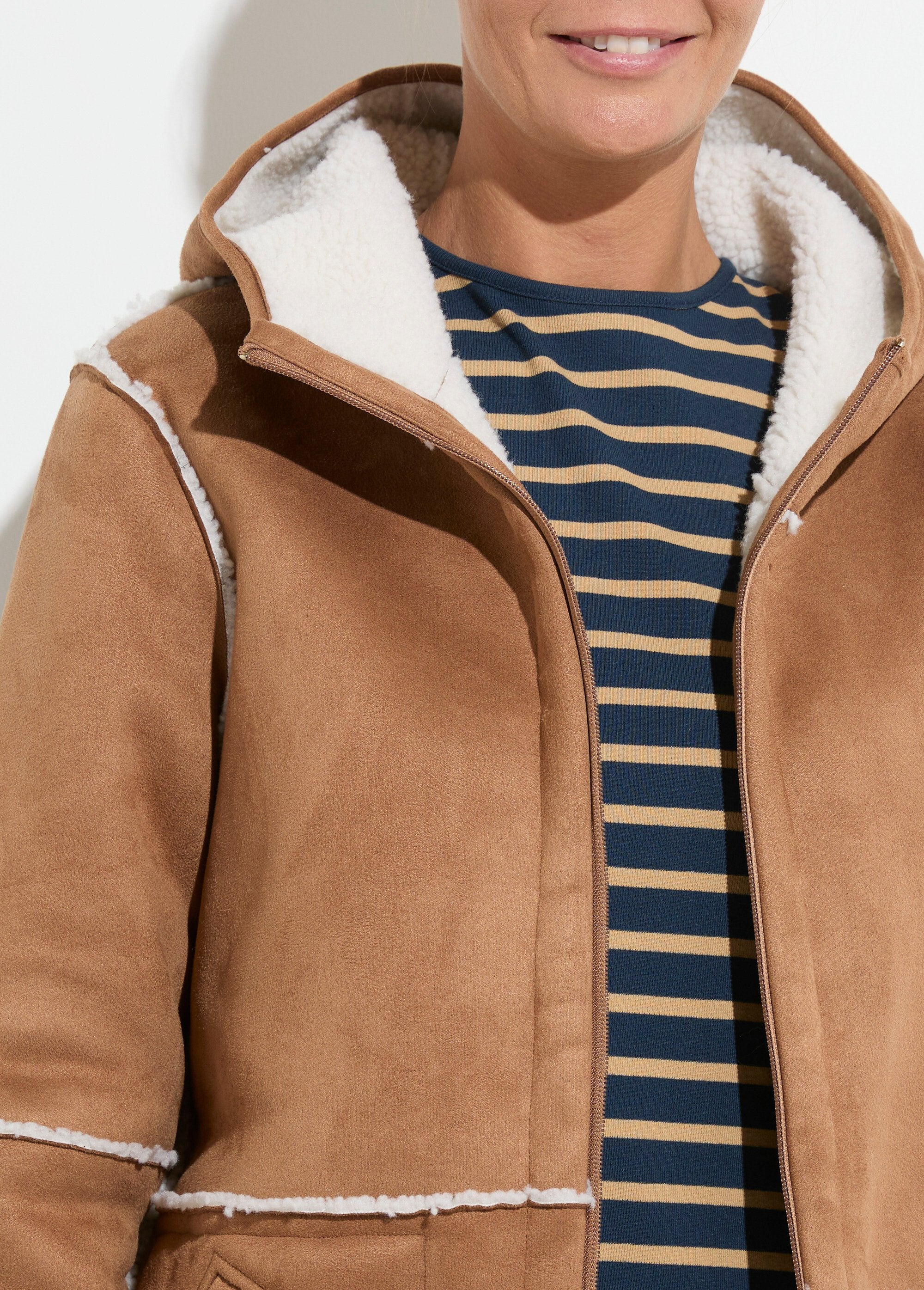 Warm_shearling-effect_hooded_zip-up_coat_camel_DE1_slim