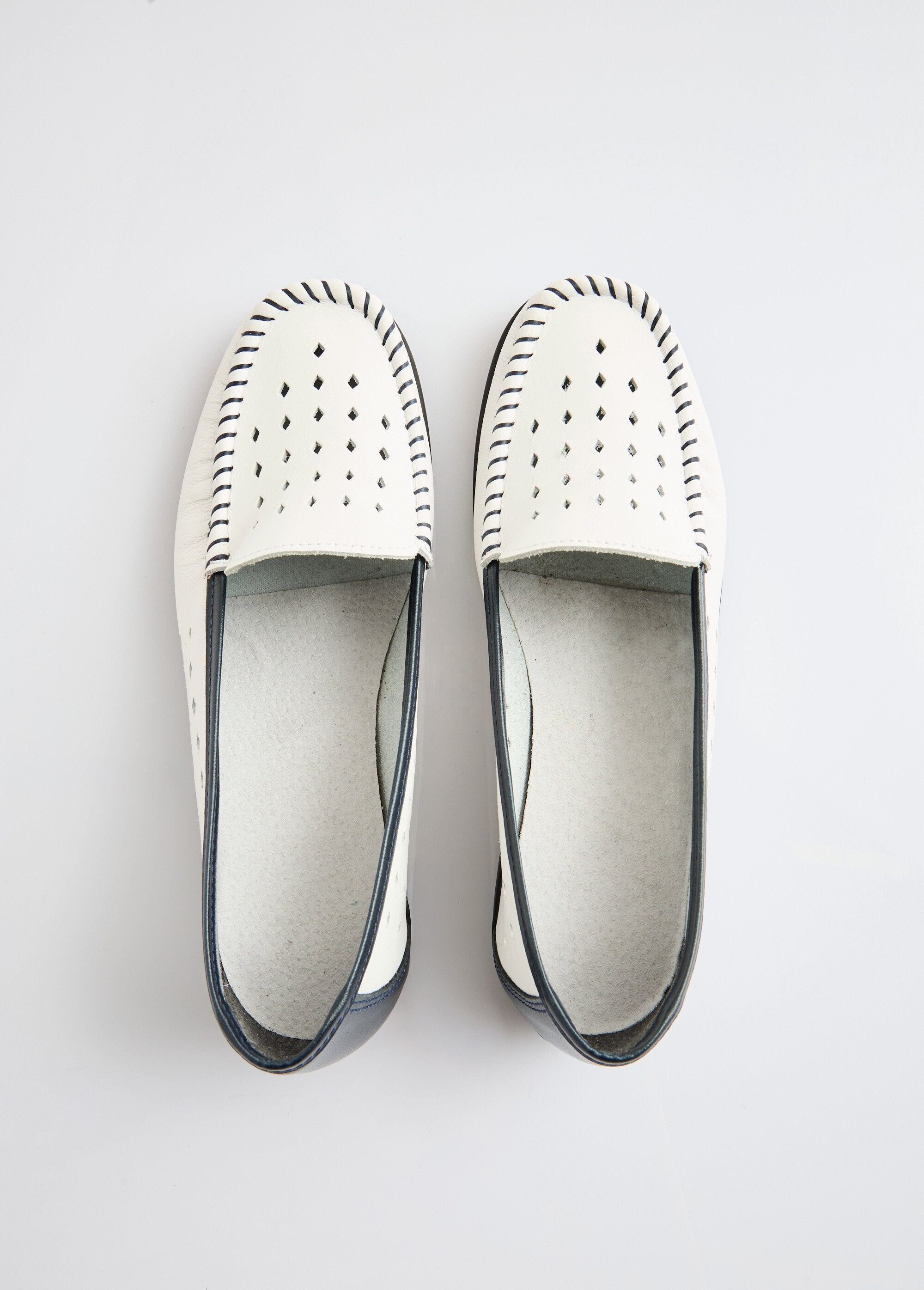 Soft_leather_comfort_width_moccasins_White_OV1_slim