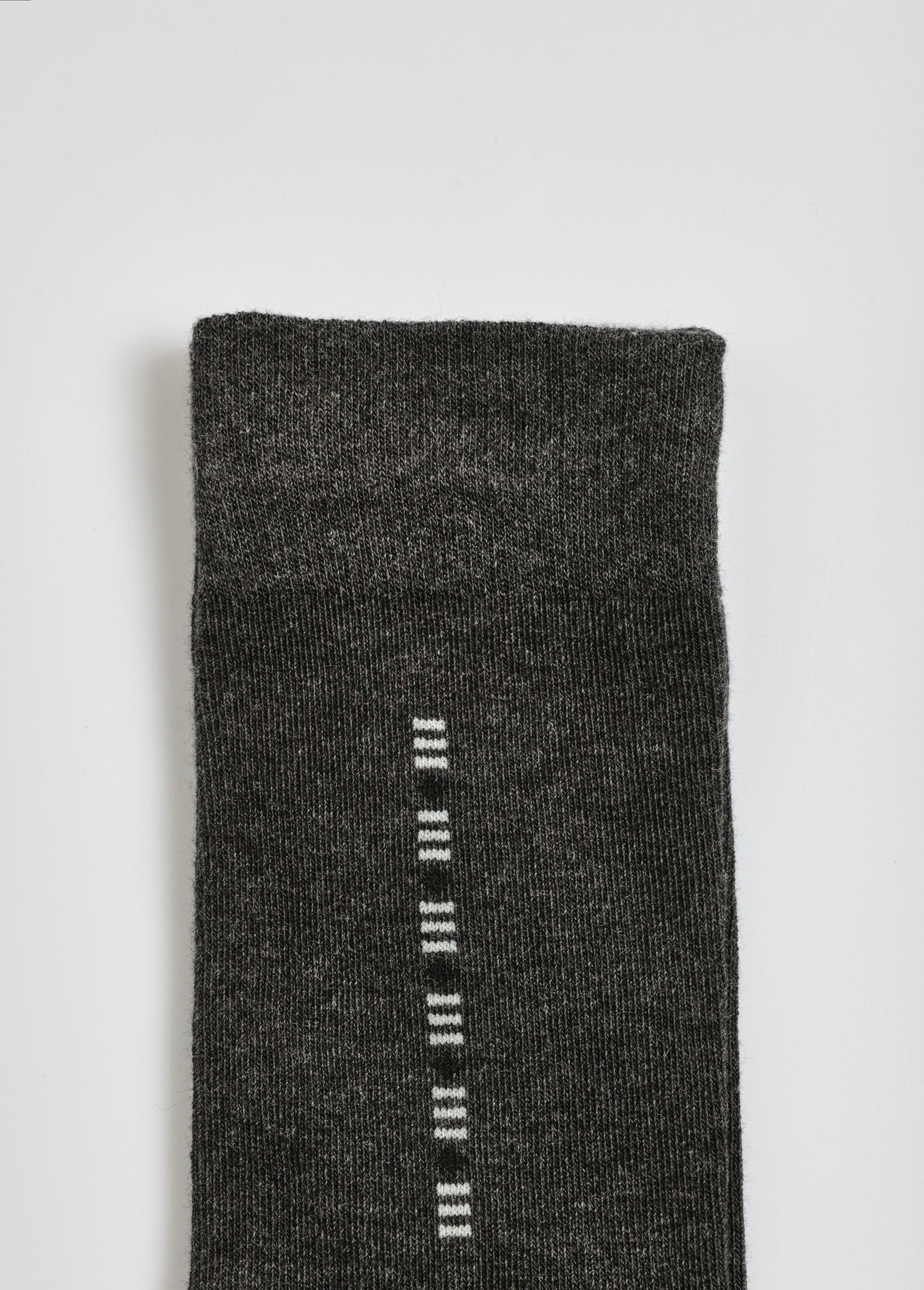 Pair_of_socks_with_small_patterns_Black_matching_DE4_slim