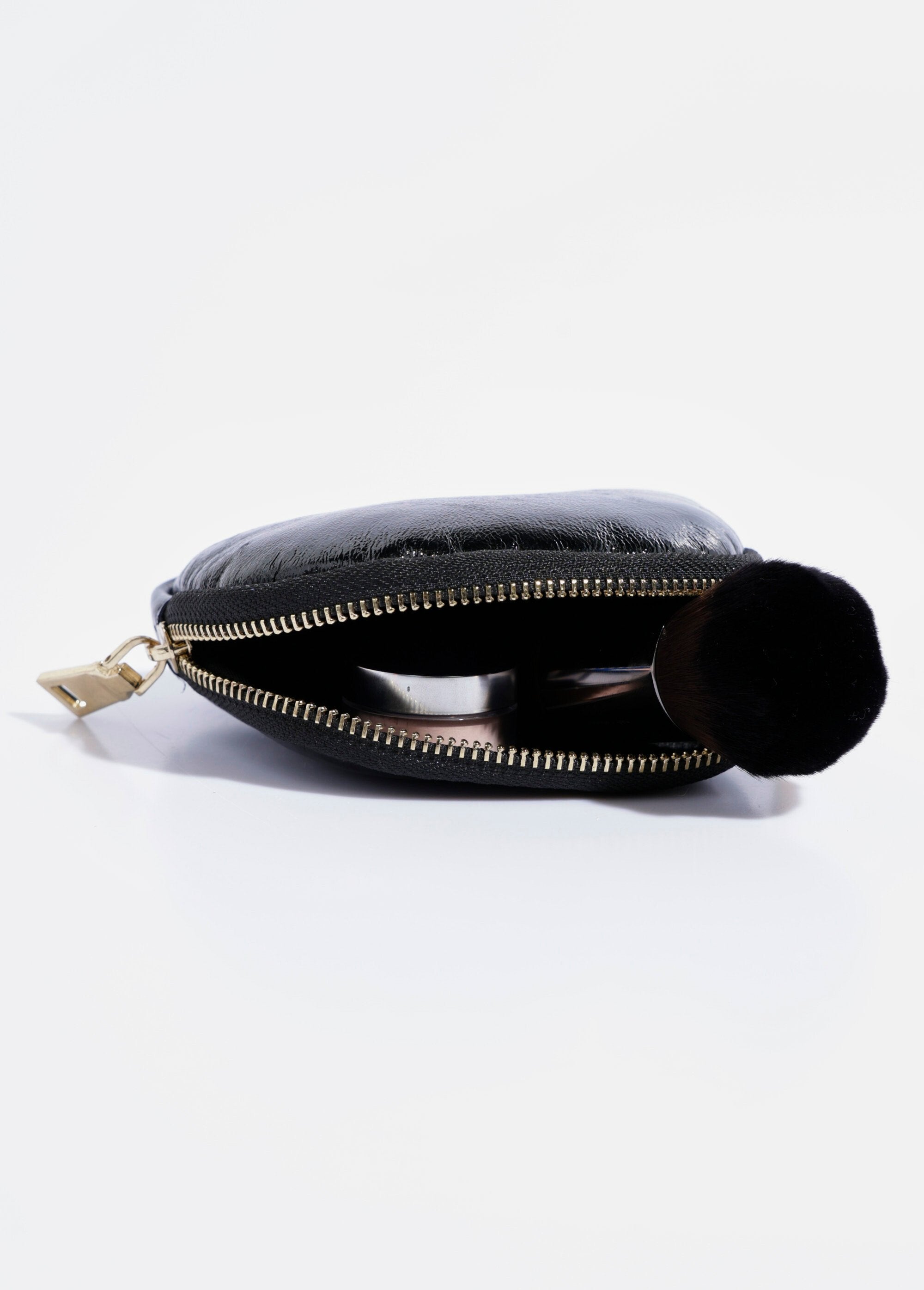 Shiny_leather_half-moon_purse_Black_DE1_slim