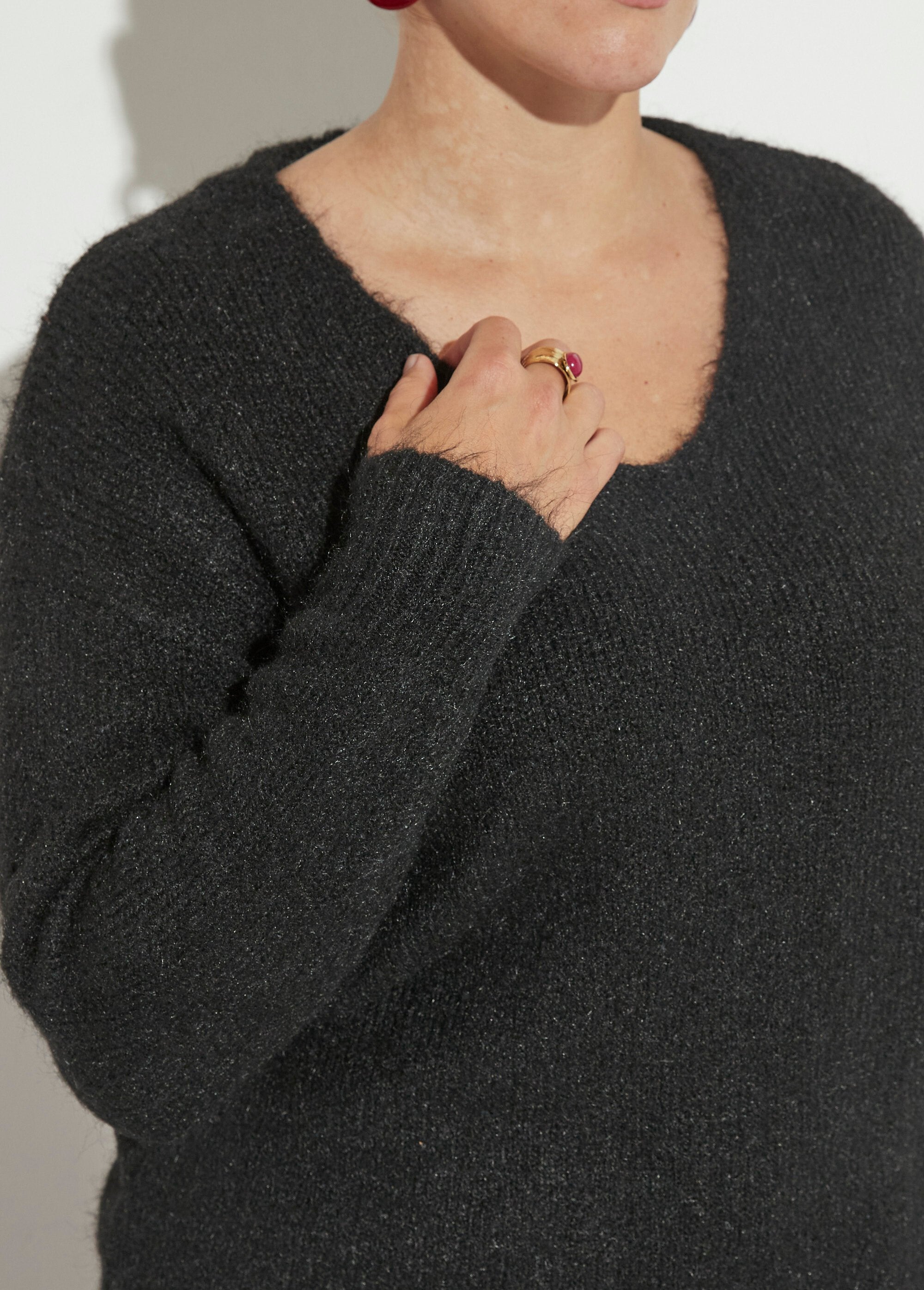 Thin_and_warm_V-neck_sweater_with_wool_Black_DE1_curvy