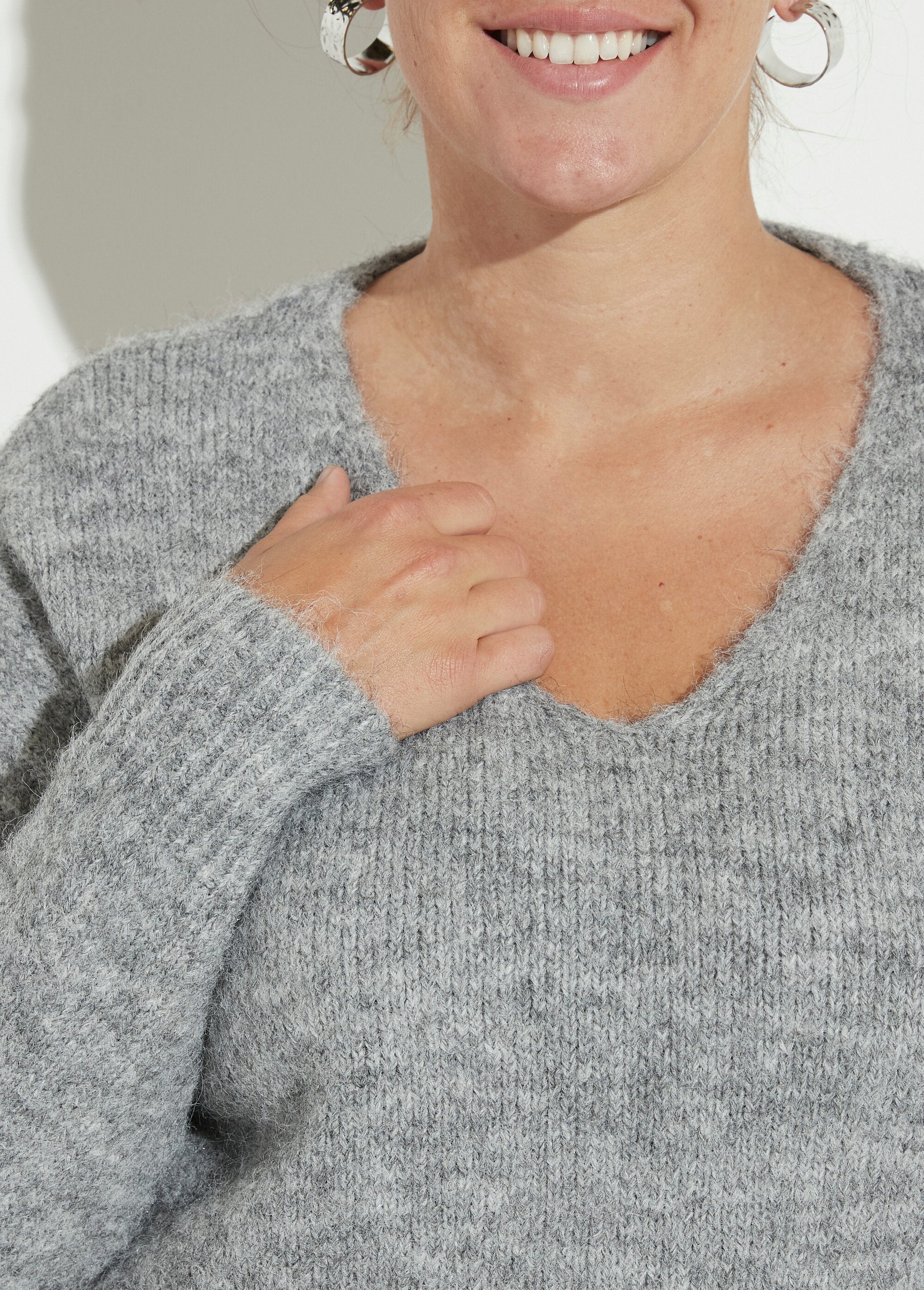 Thin_and_warm_V-neck_sweater_with_wool_Gray_DE1_curvy