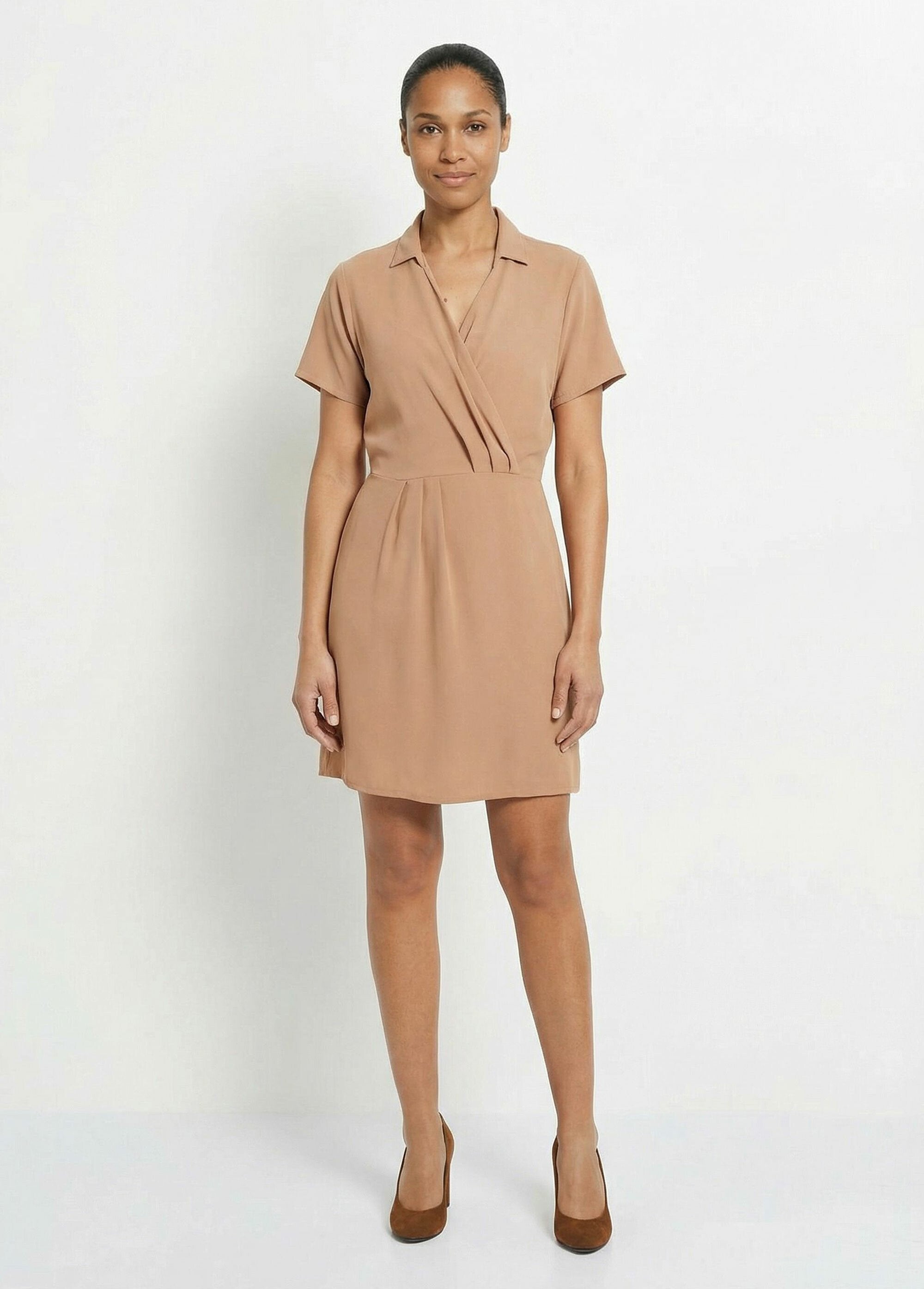 V-neck_dress_with_short_sleeves,_Essential_camel_FA1_slim
