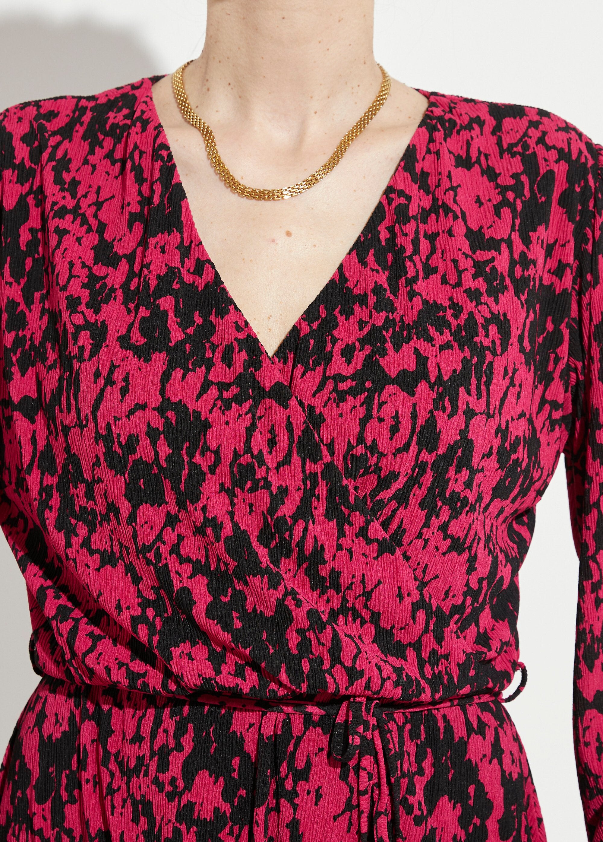 Short_wrap_dress_with_tachiste_print_Black_and_fuchsia_DE1_slim