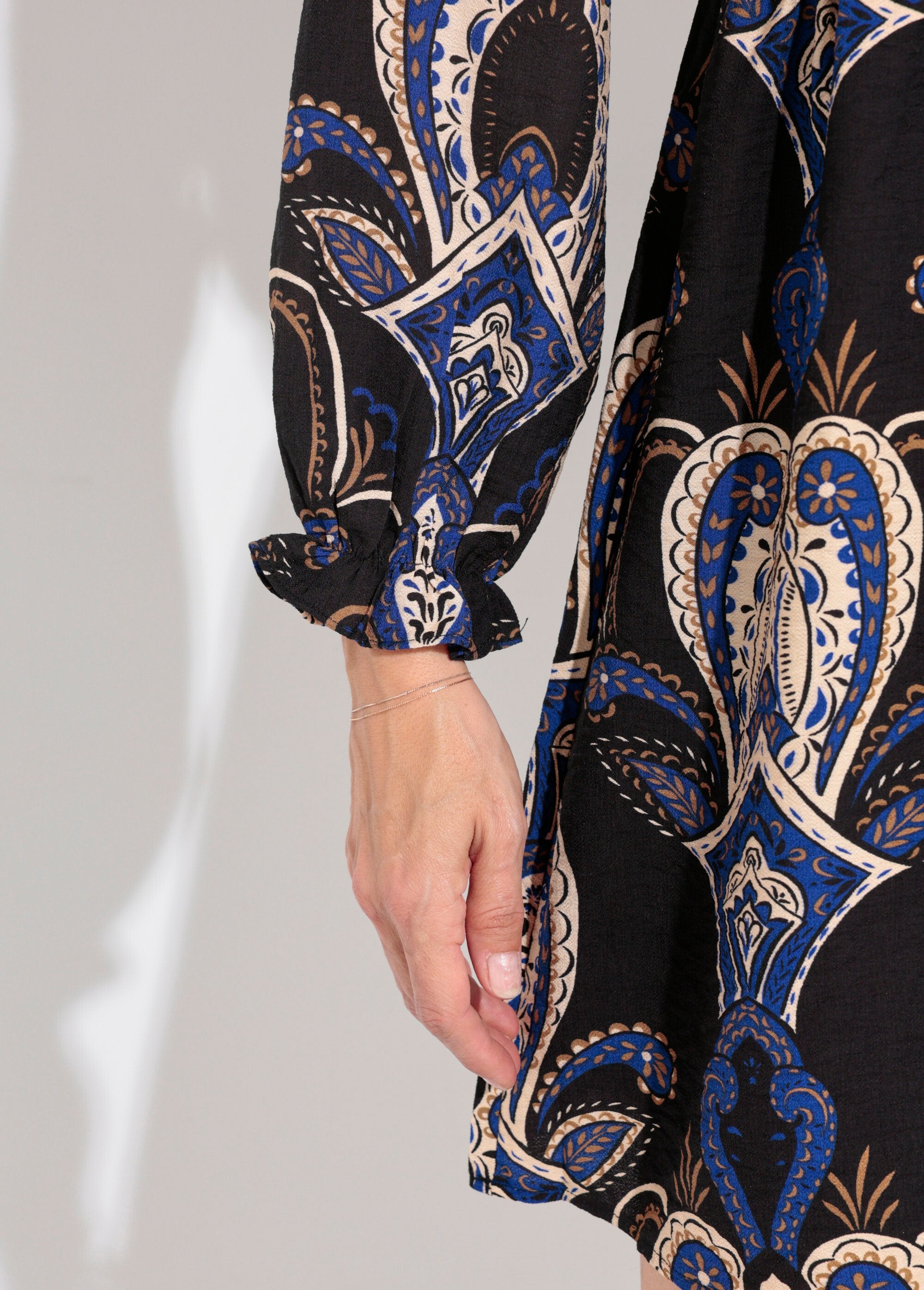 Short_paisley_print_V-neck_dress_Marine_DE2_slim