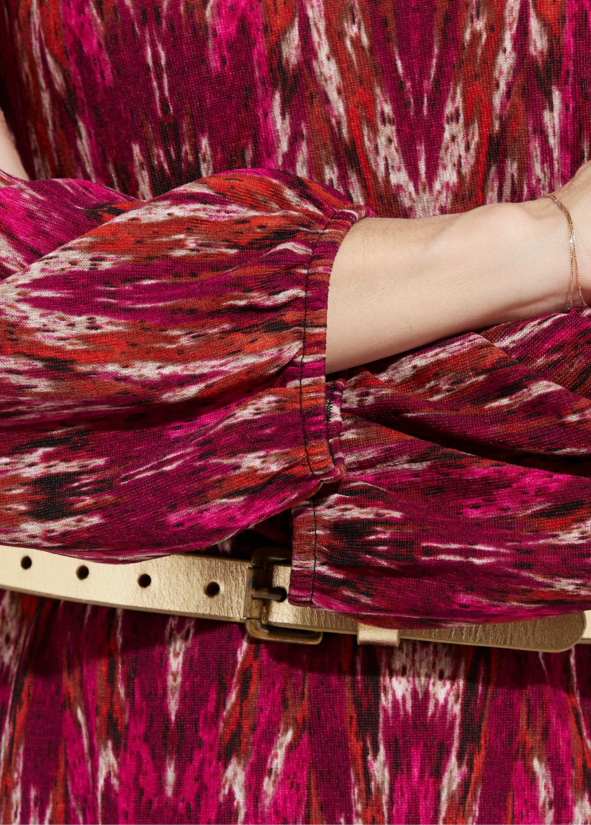 Short_printed_dress_with_V-neck_and_long_sleeves_Blackcurrant_and_beige_DE2_slim