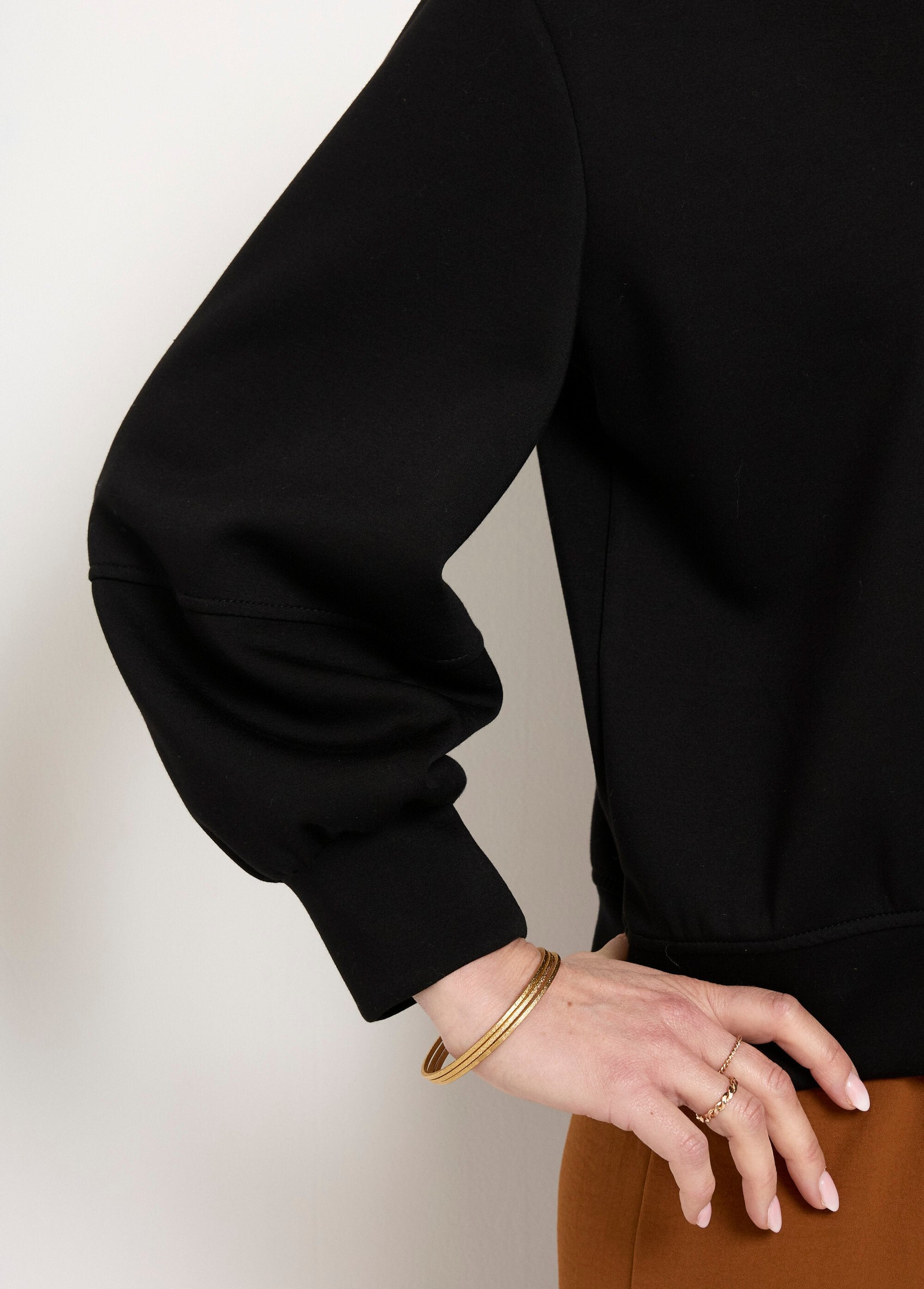 Soft_knit_crew_neck_short_sweatshirt_Black_DE1_slim