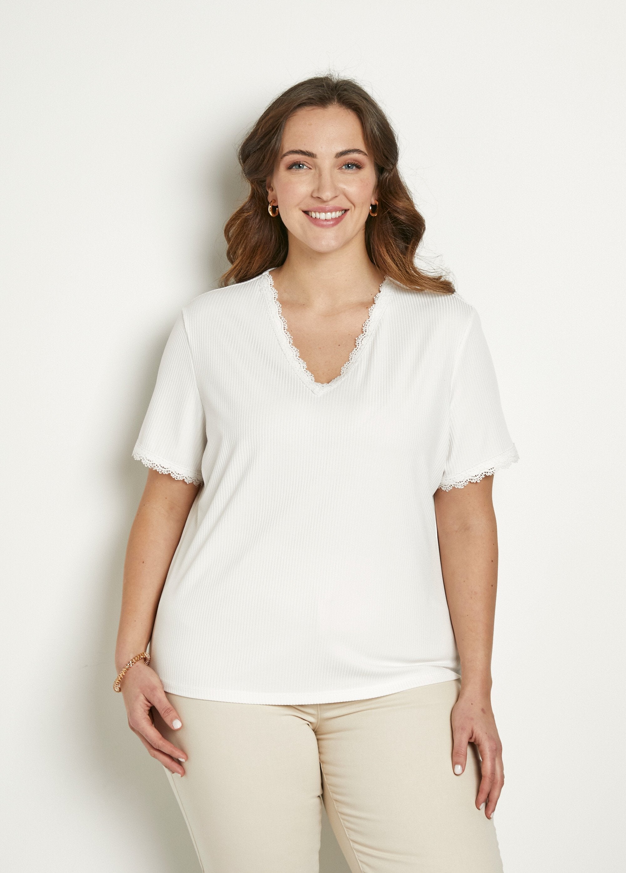 V-neck_t-shirt_with_fine_lace_ribbing_and_short_sleeves_White_FA1_curvy