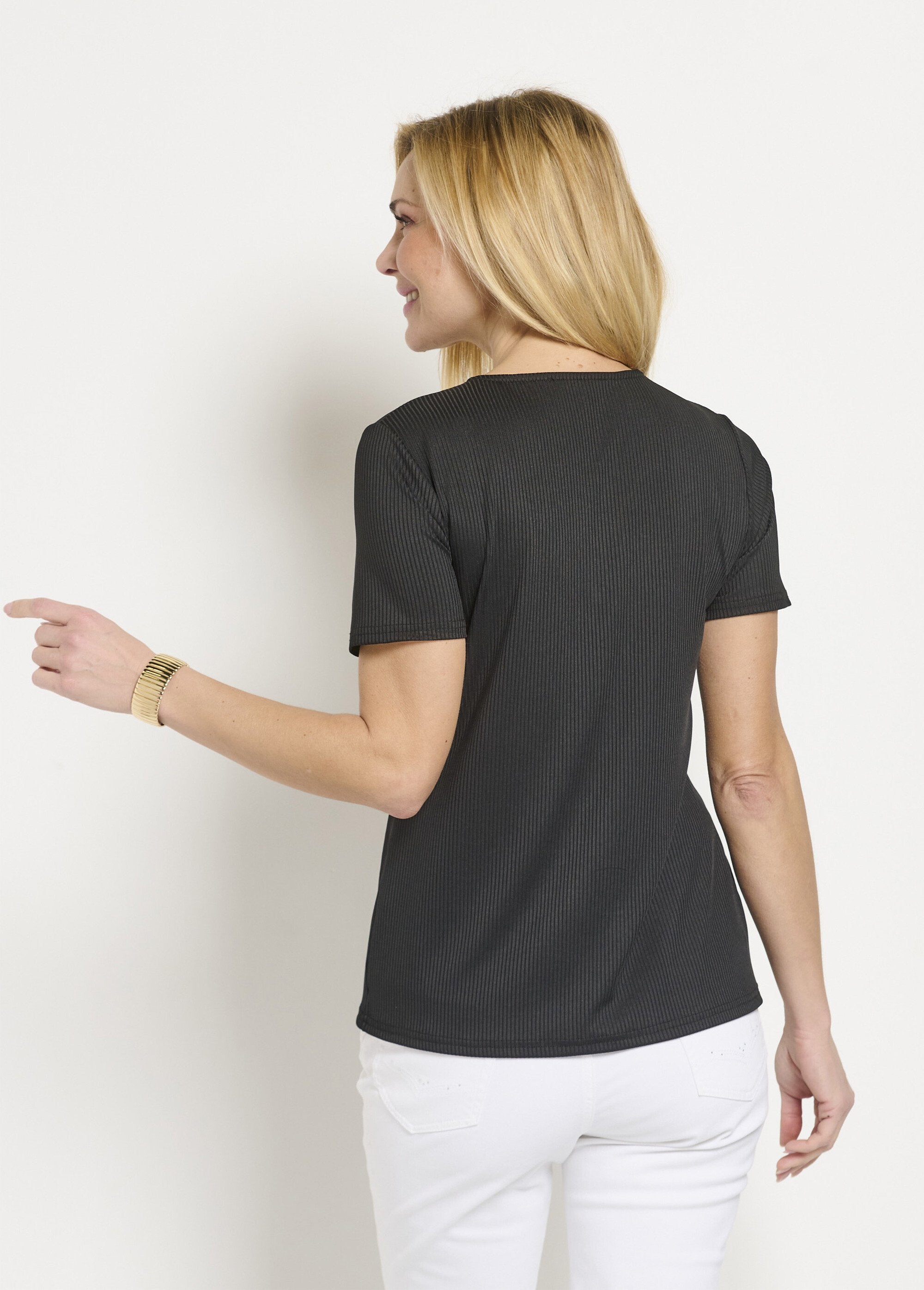 Plain_ribbed_t-shirt_with_short_straight_V-neck_Black_DO1_slim