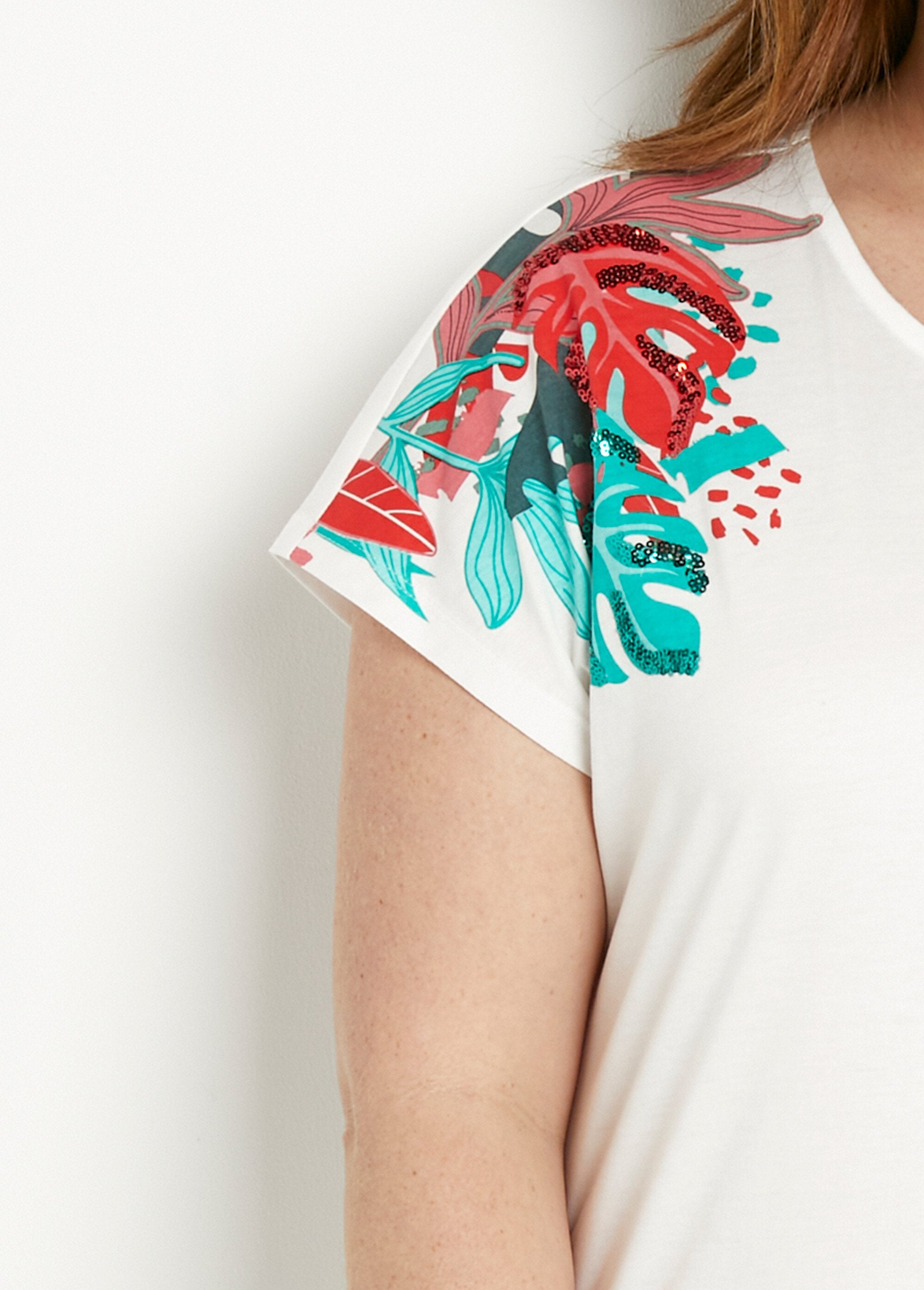 White_short_t-shirt_with_sequin_pattern_and_round_neck_White_background_DE1_curvy