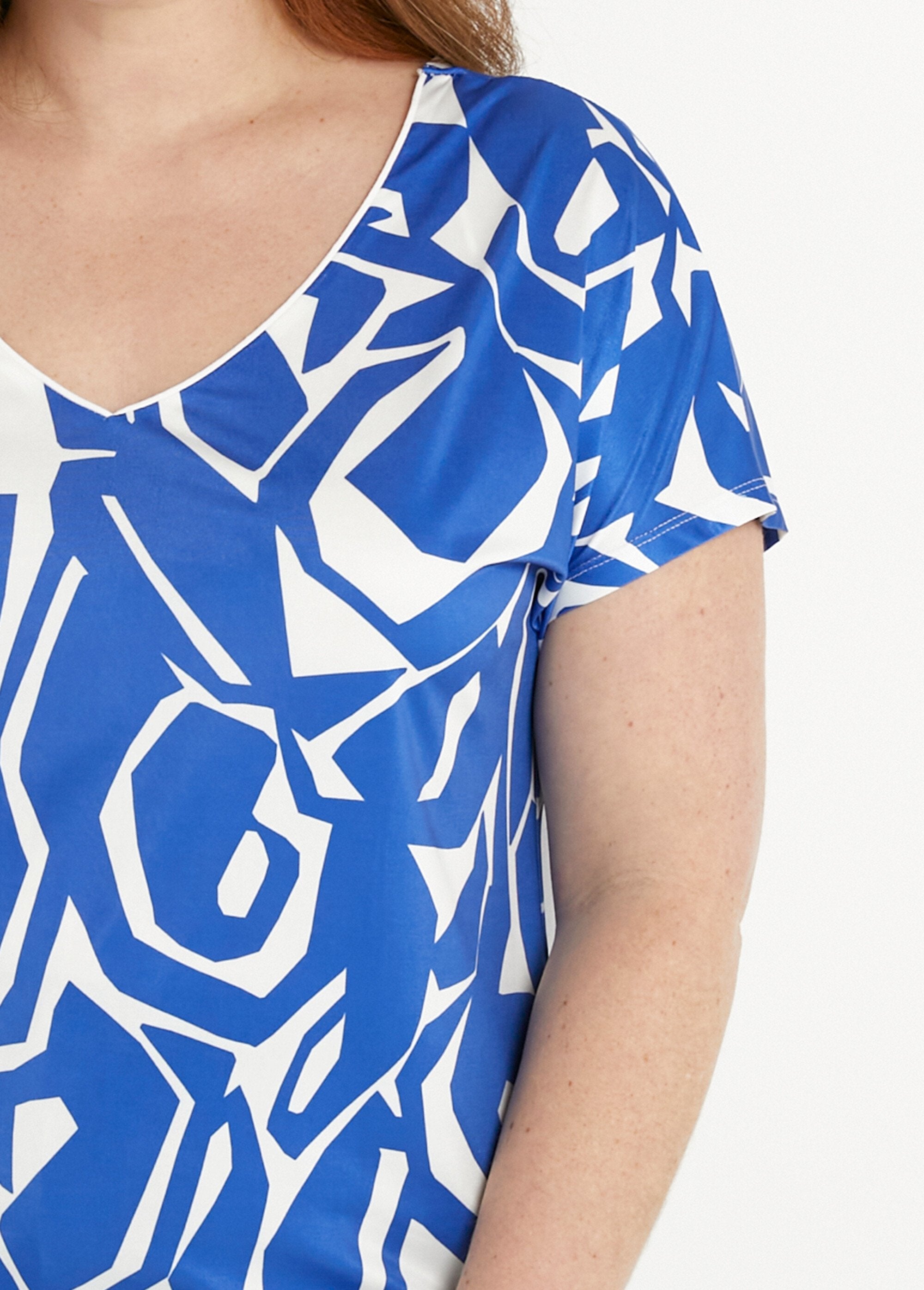 Short_straight_V-neck_graphic_print_t-shirt_Blue_and_white_DE1_curvy
