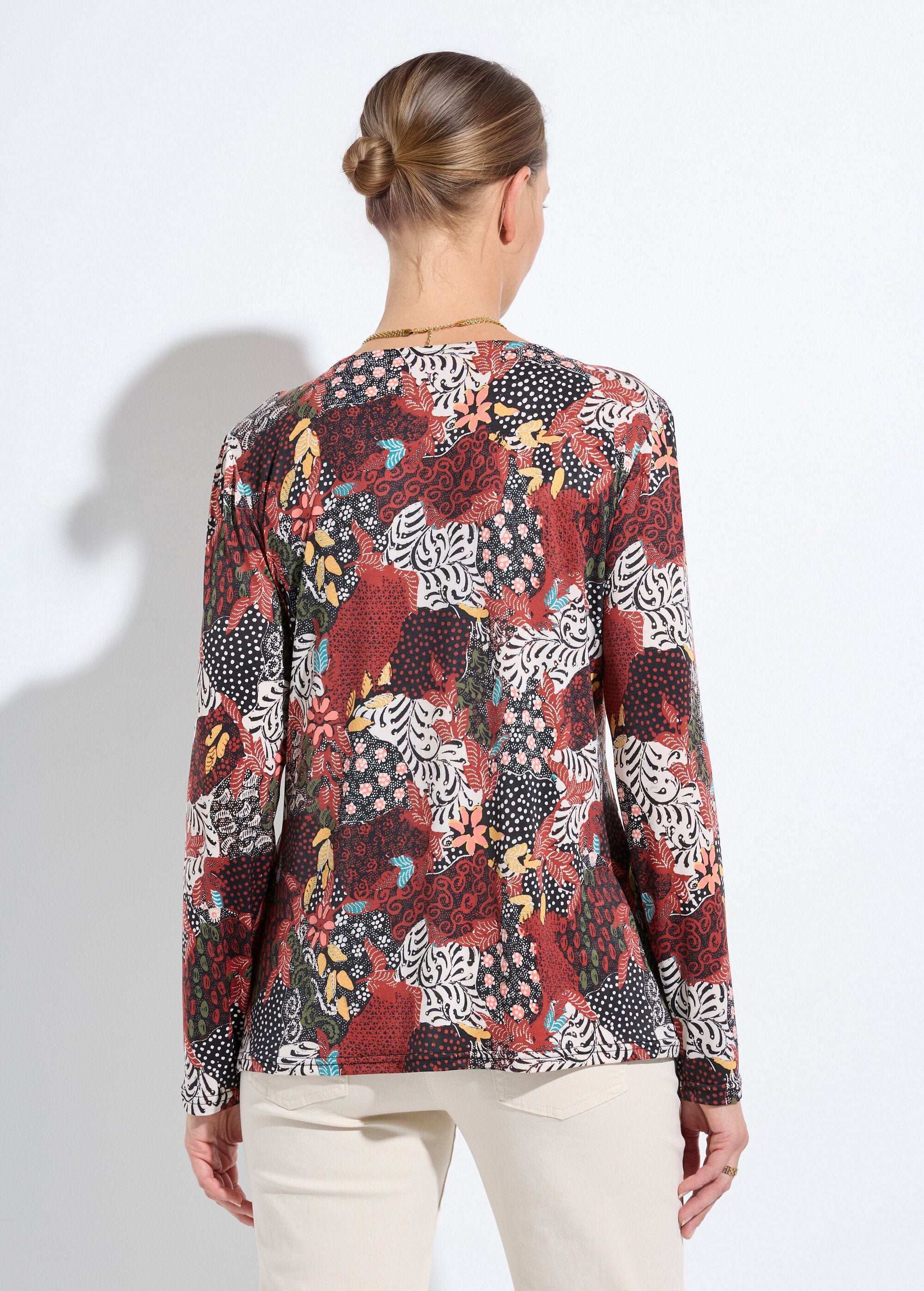Long,_loose-fitting_printed_V-neck_long-sleeved_T-shirt_Brick_printer_DO1_slim