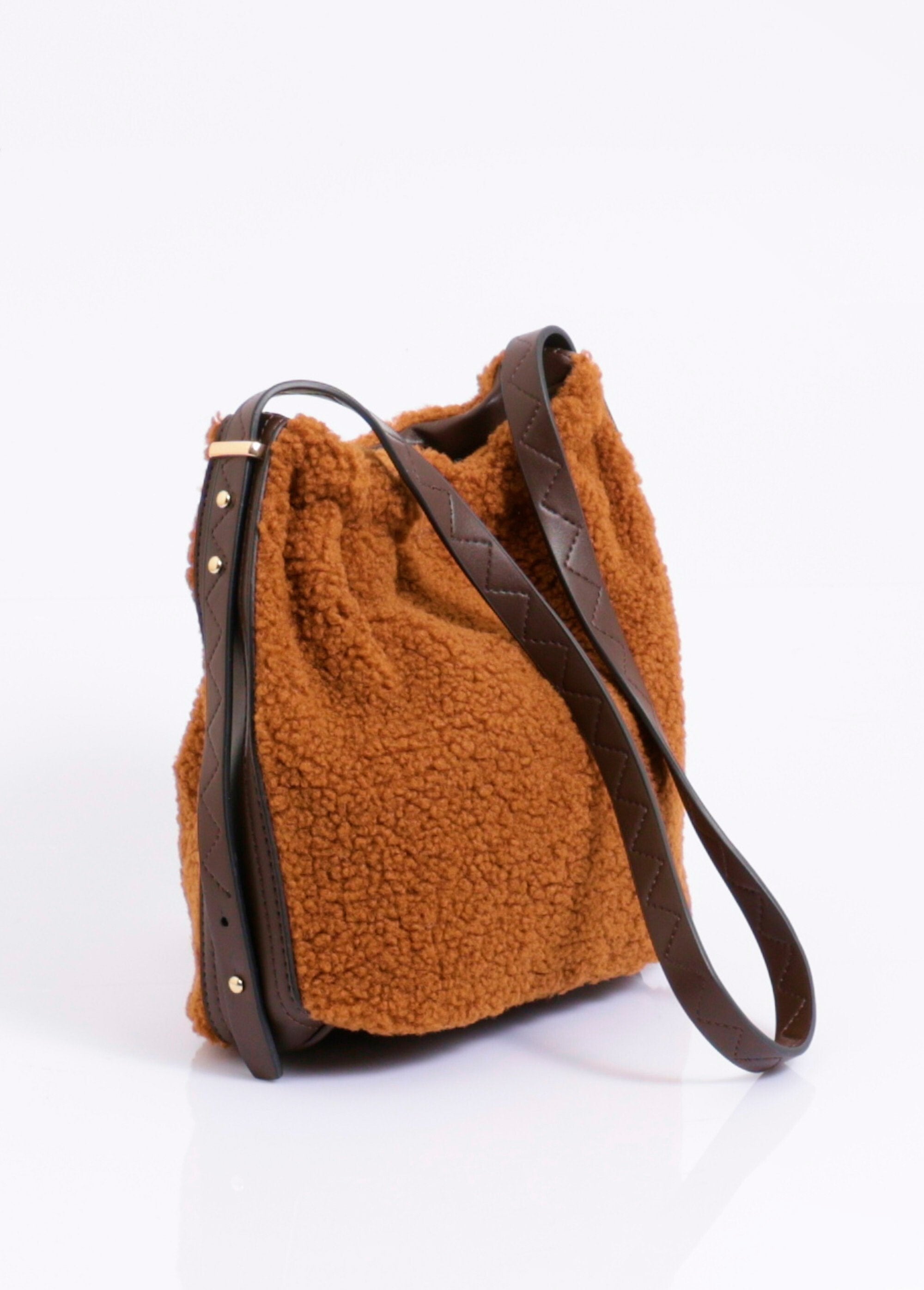 Bucket_bag_in_a_sheepskin_style,_faux_leather_camel_DE1_slim