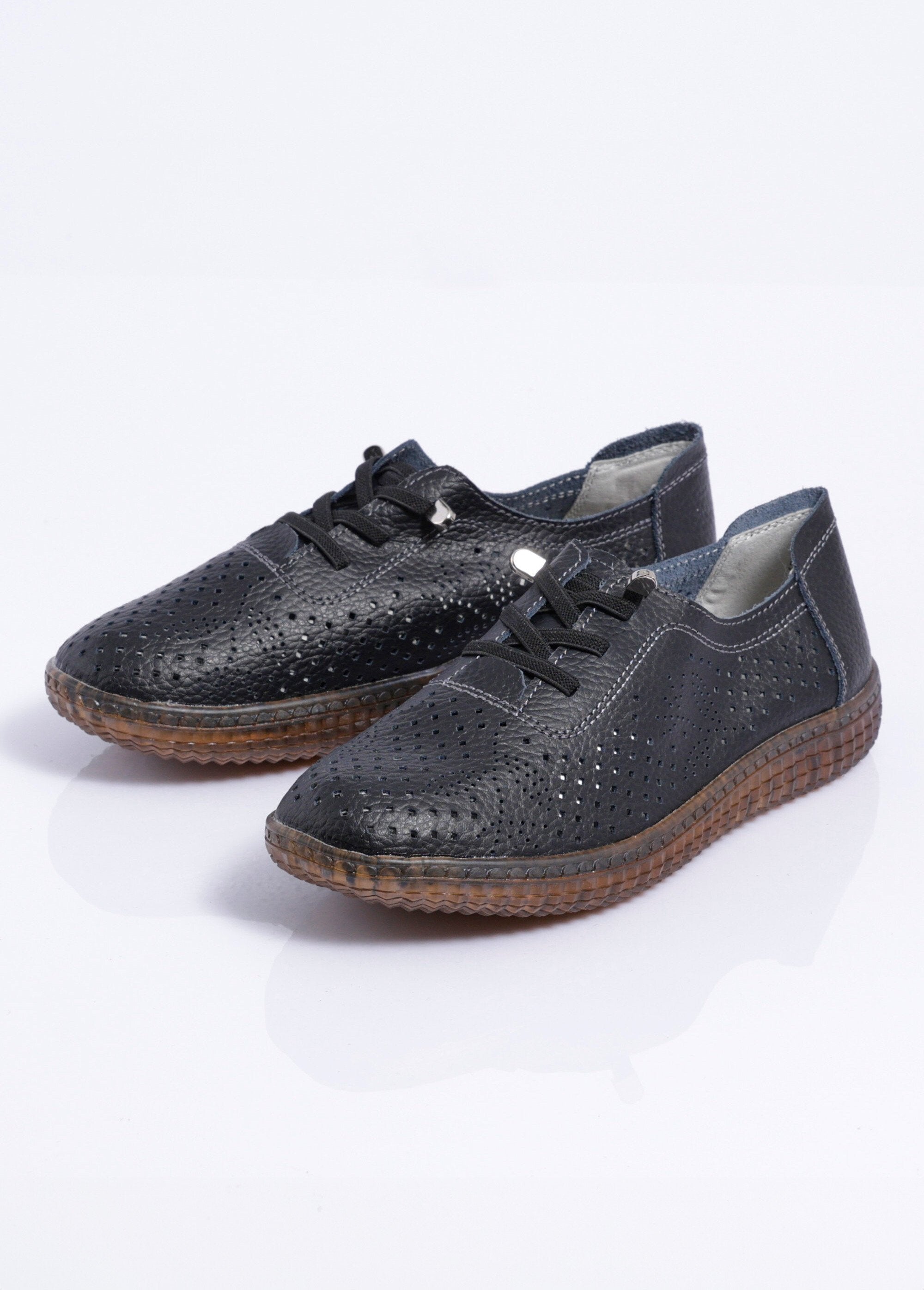 Perforated_leather_lace-up_sneakers,_comfort_fit_Black_DE1_slim