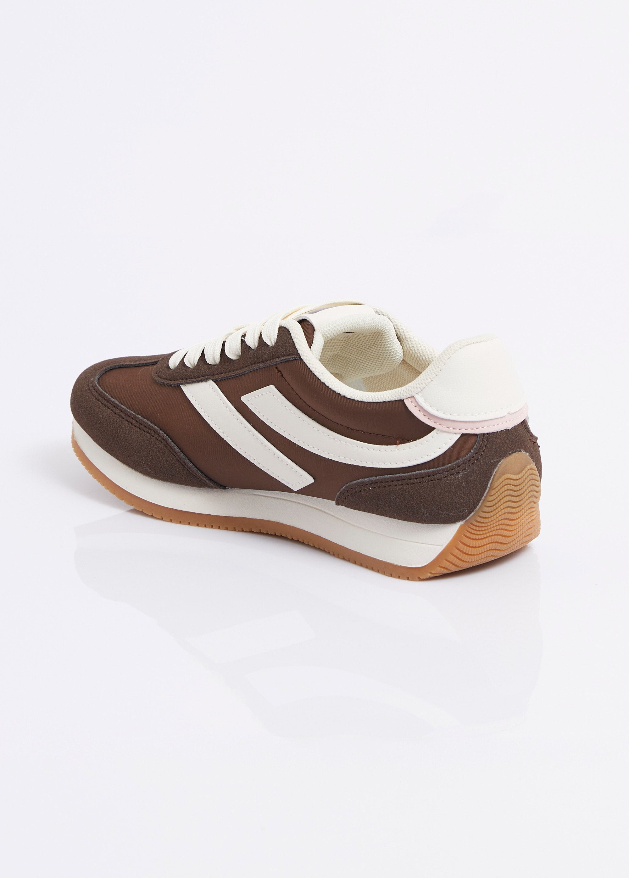 Sporty-looking_sneakers_+_fancy_laces_Brown_DO1_slim