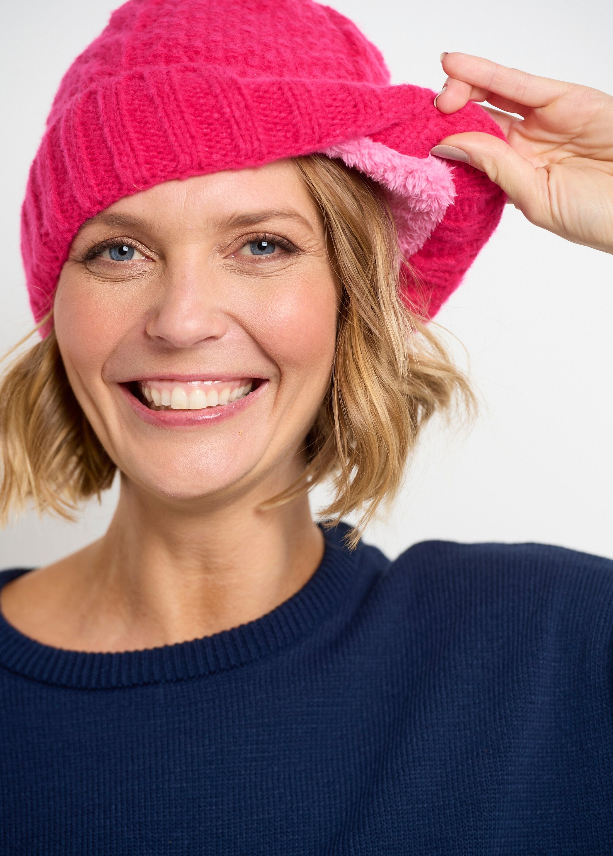 Warm_Irish_beanie_with_fleece_interior_Fuchsia_DE3_slim