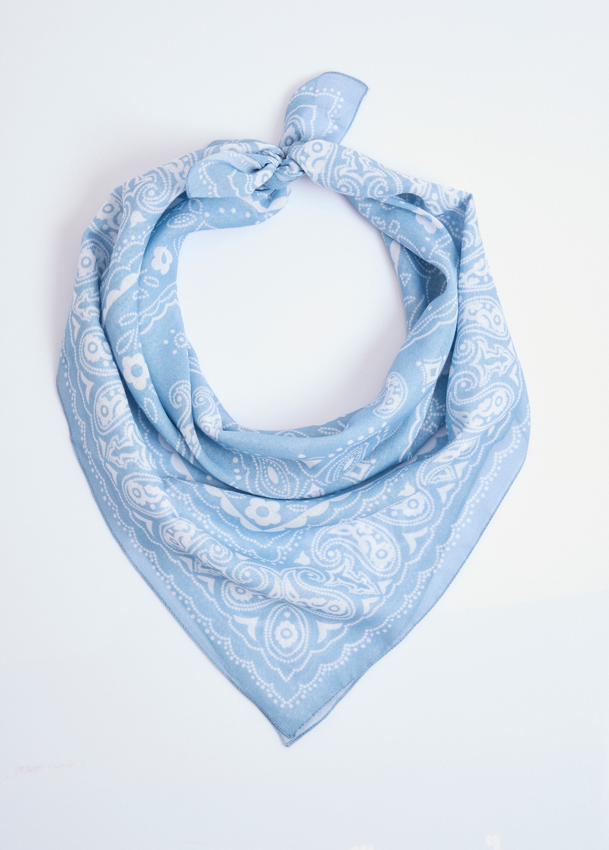 Paisley_print_bandana_square_Blue_and_white_FA1_slim