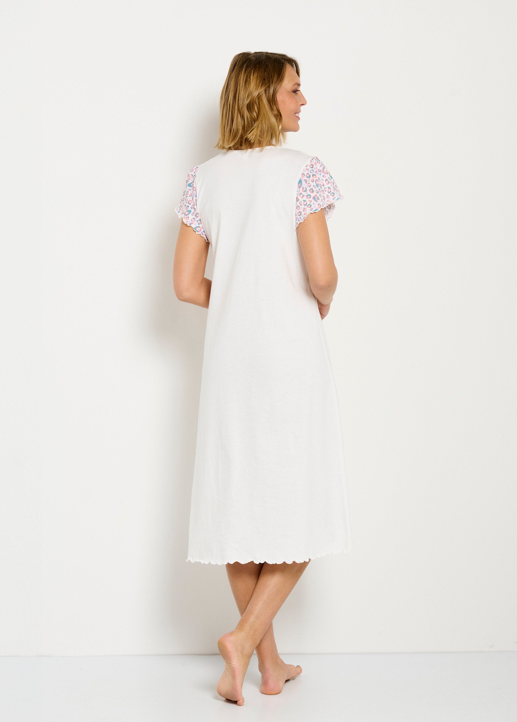 Mid-length_cotton_nightdress_with_jungle_print_Ecru_DO1_slim