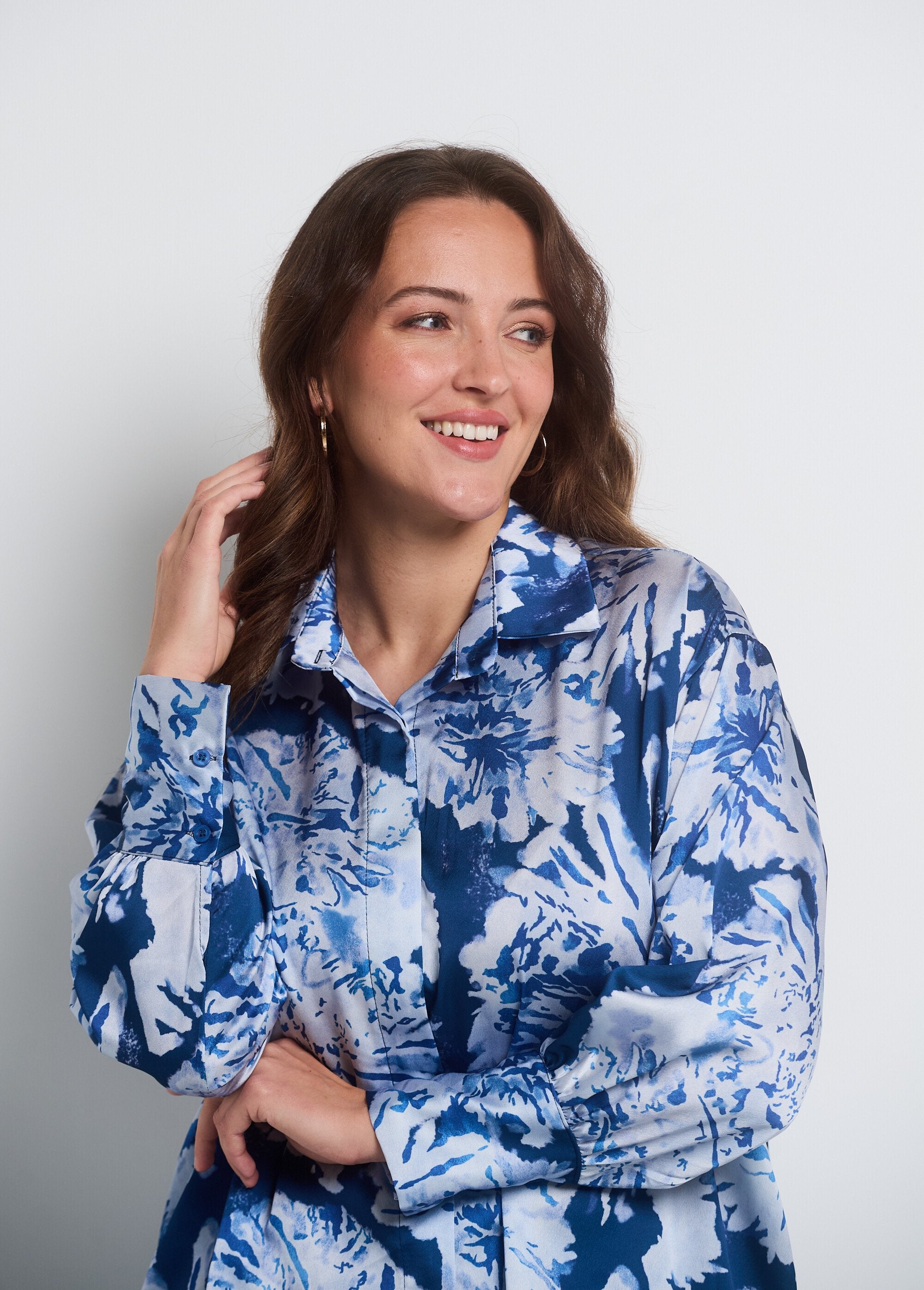 Watercolor_satin_blouse_with_long_sleeves_Blue_DE1_curvy