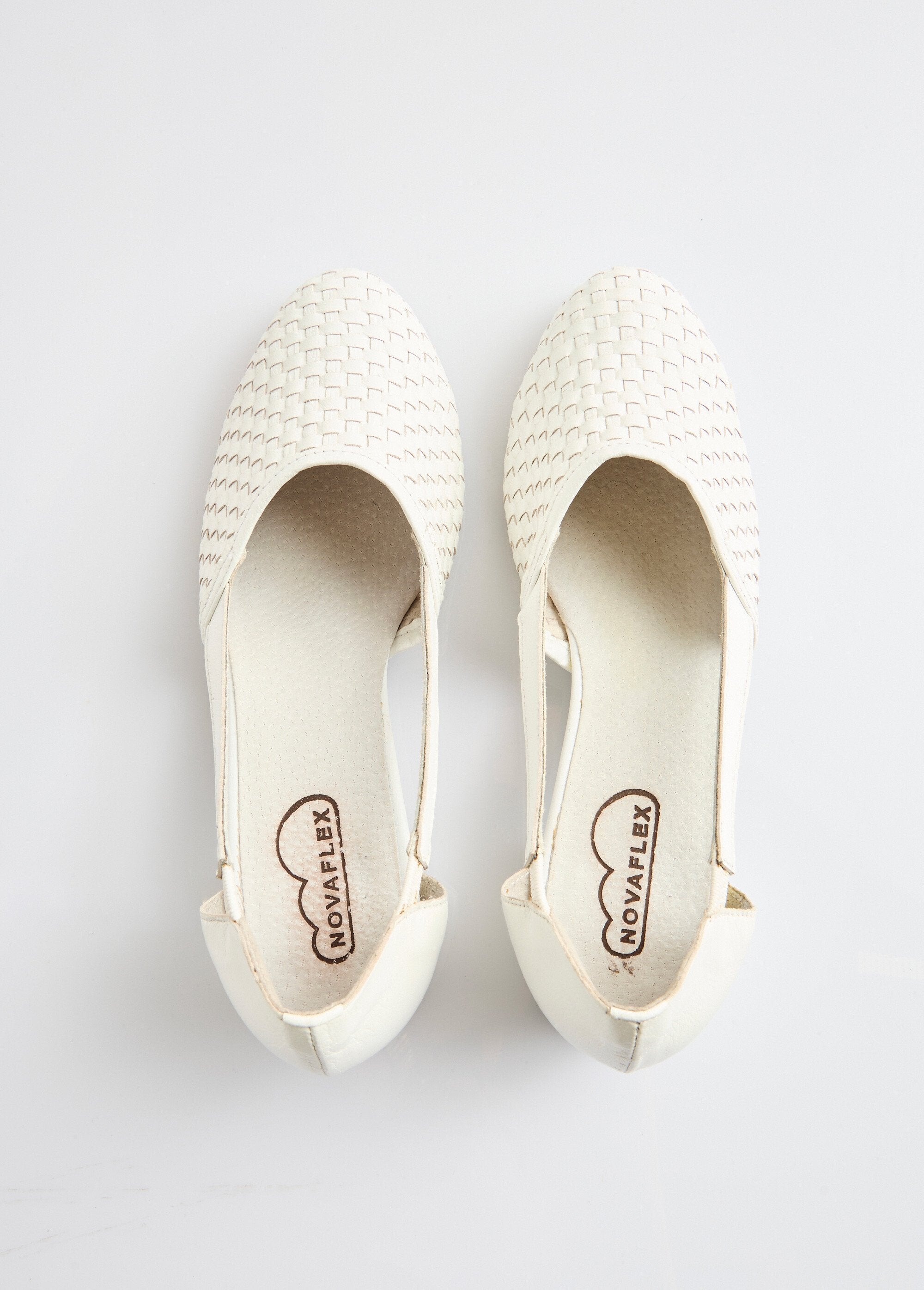 Leather_heeled_pumps_White_OV1_slim
