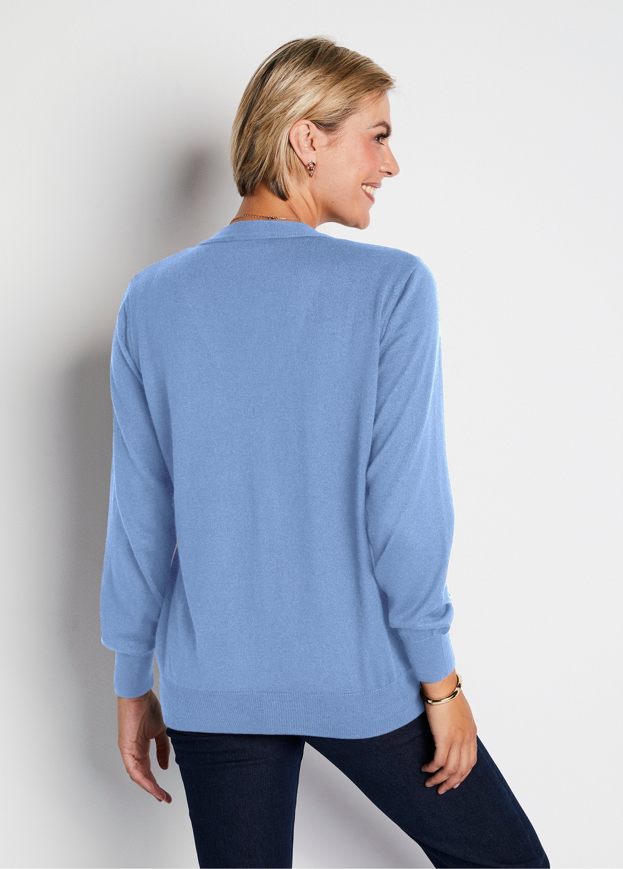 Buttoned_V-neck_cardigan_with_merino_wool_Cloud_blue_DO1_slim