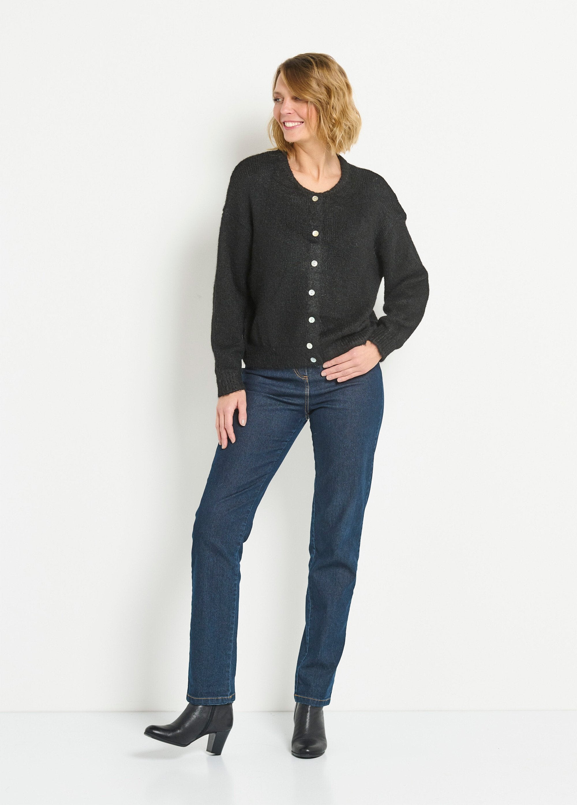 Warm_round_neck_buttoned_vest_with_wool_Black_SF1_slim