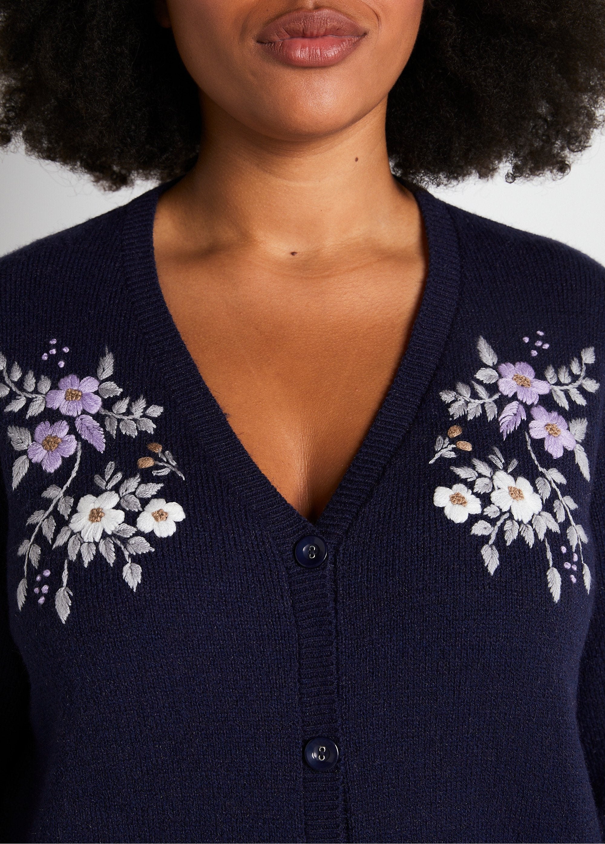 Soft_plain_V-neck_buttoned_short_embroidered_cardigan_Marine_DE2_curvy