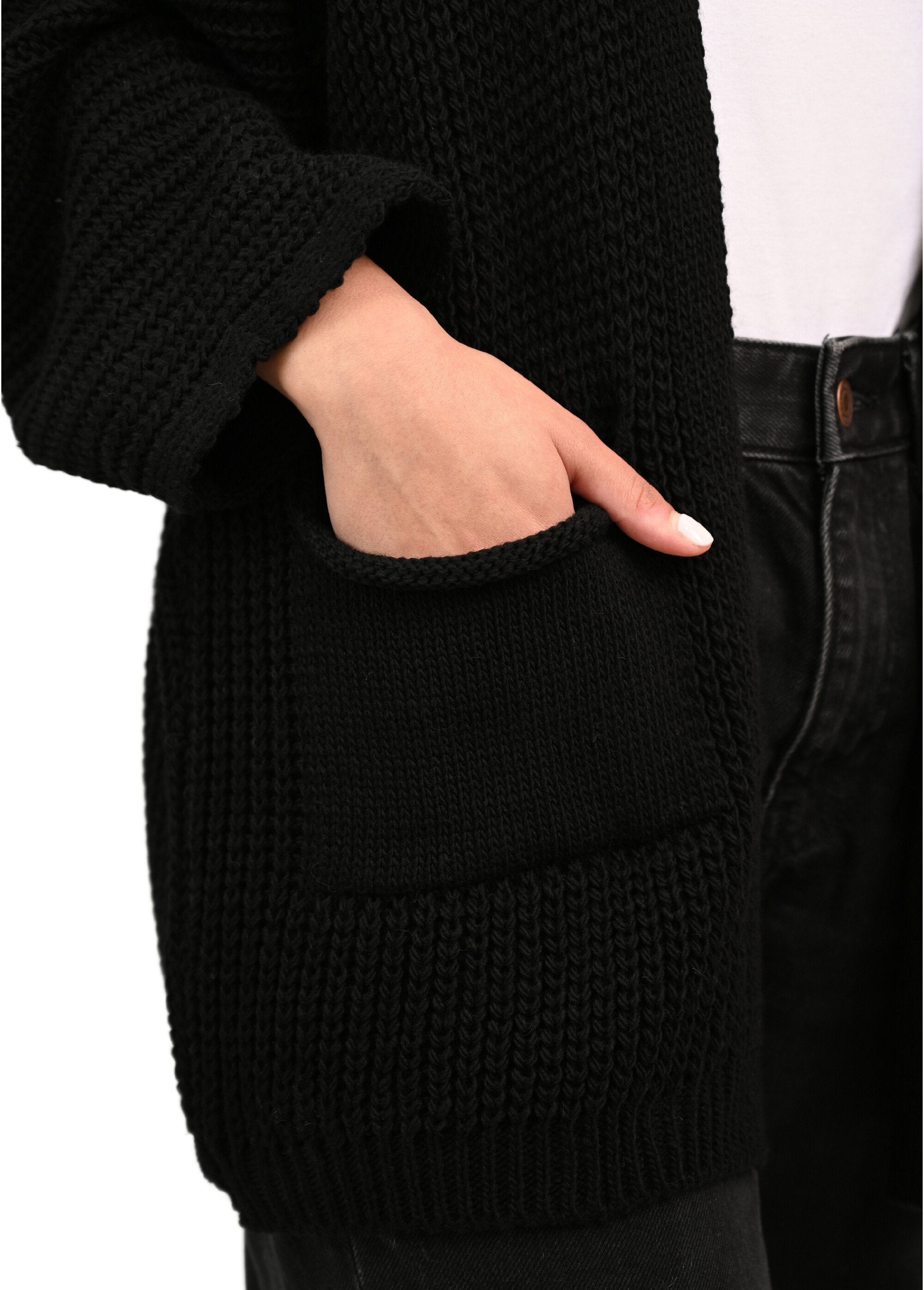 Long_knitted_vest_with_patch_pockets_Black_DE1_slim