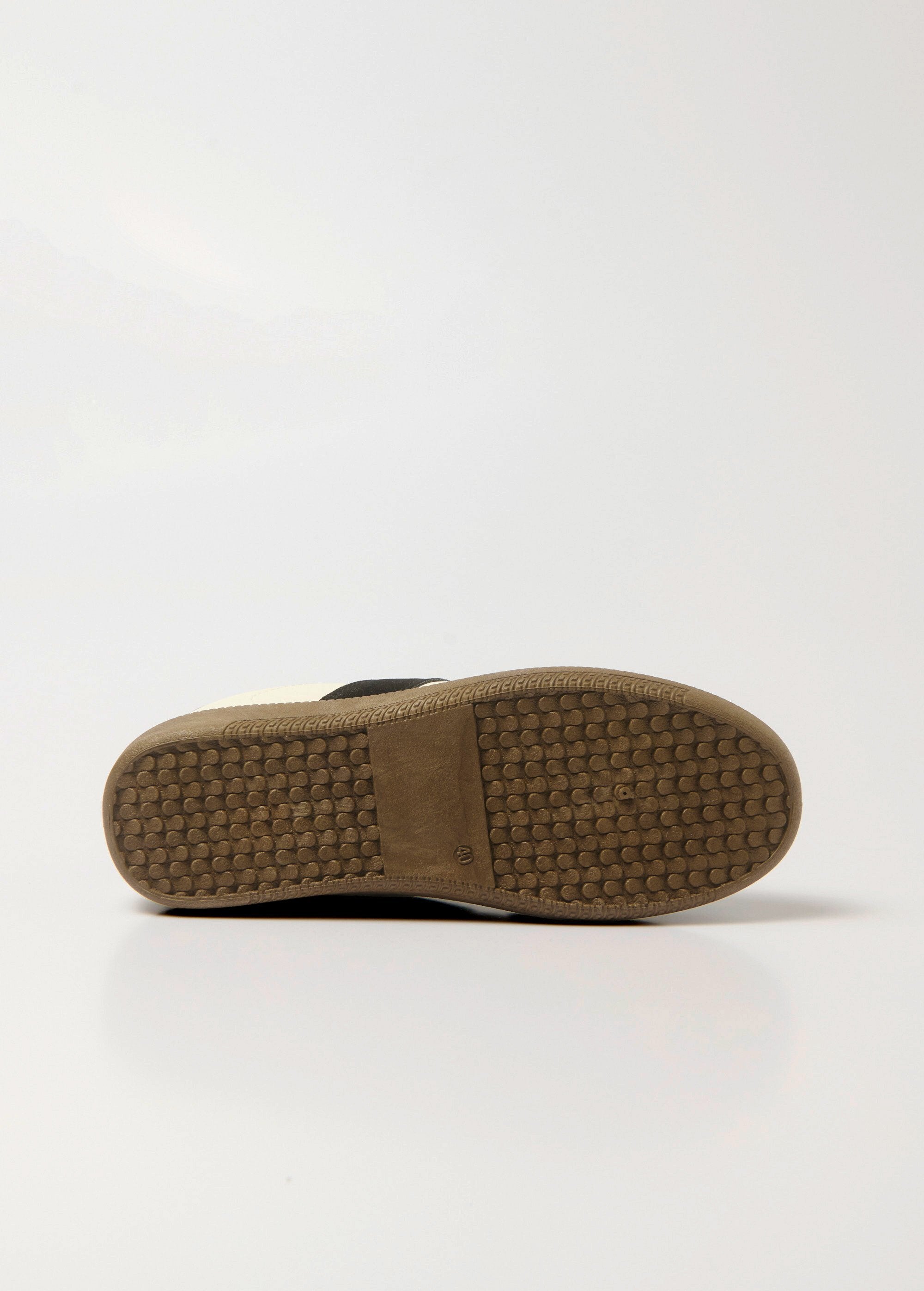 Two-tone_sneakers_with_suede-effect_details_White_and_Black_UN1_slim