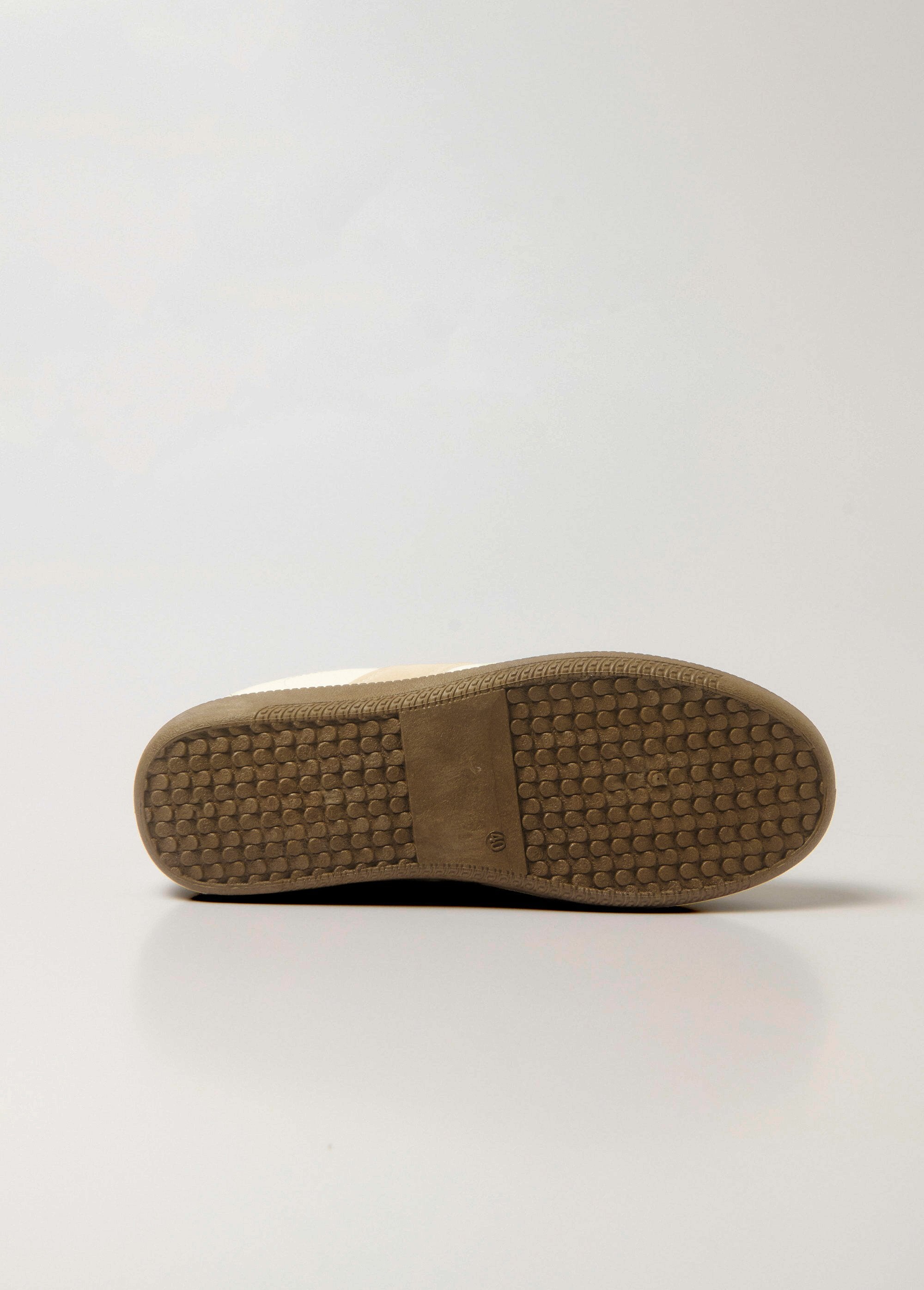 Two-tone_sneakers_with_suede-effect_details_White_UN1_slim