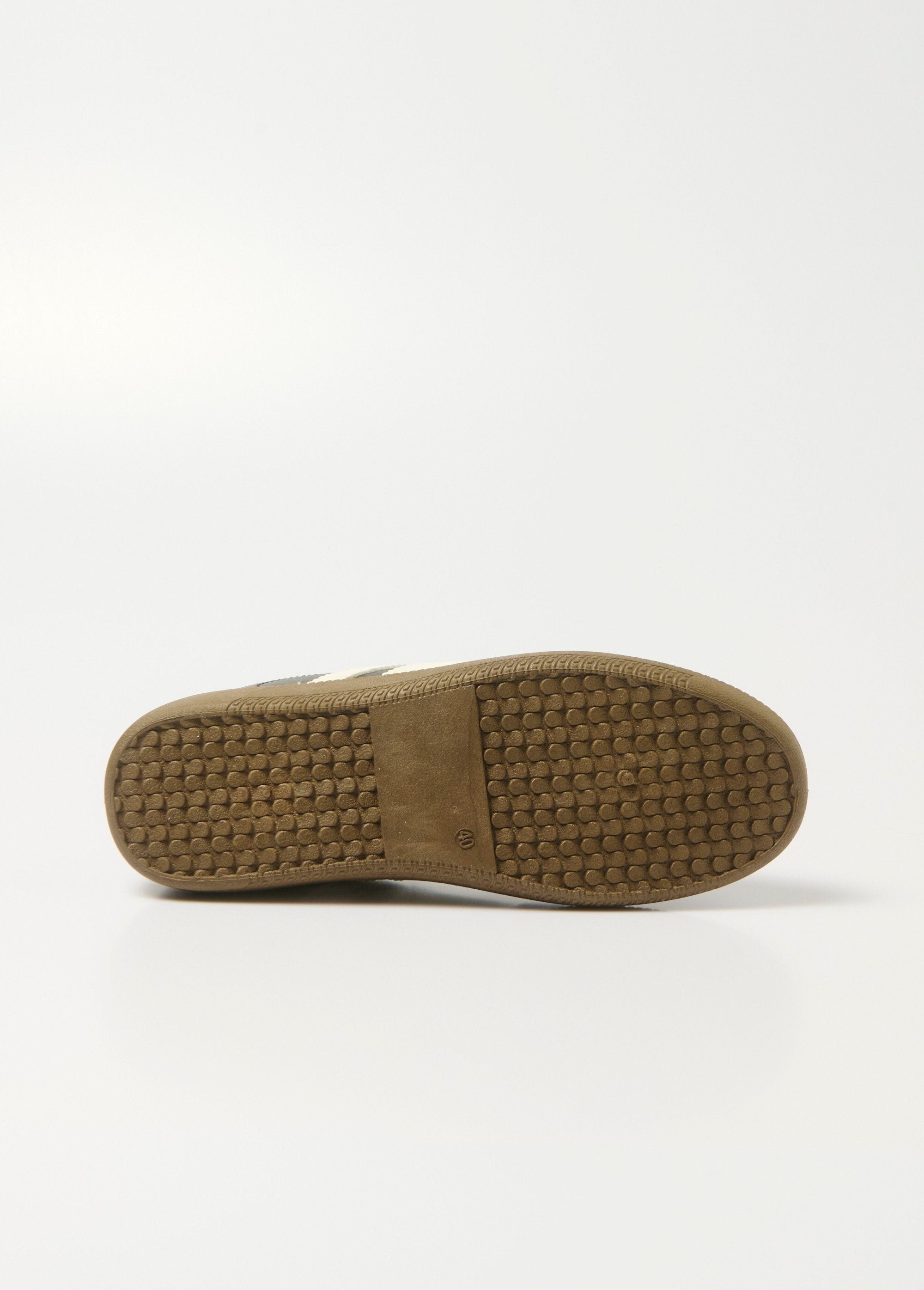 Retro_sneakers_with_contrasting_details_Black_UN1_slim