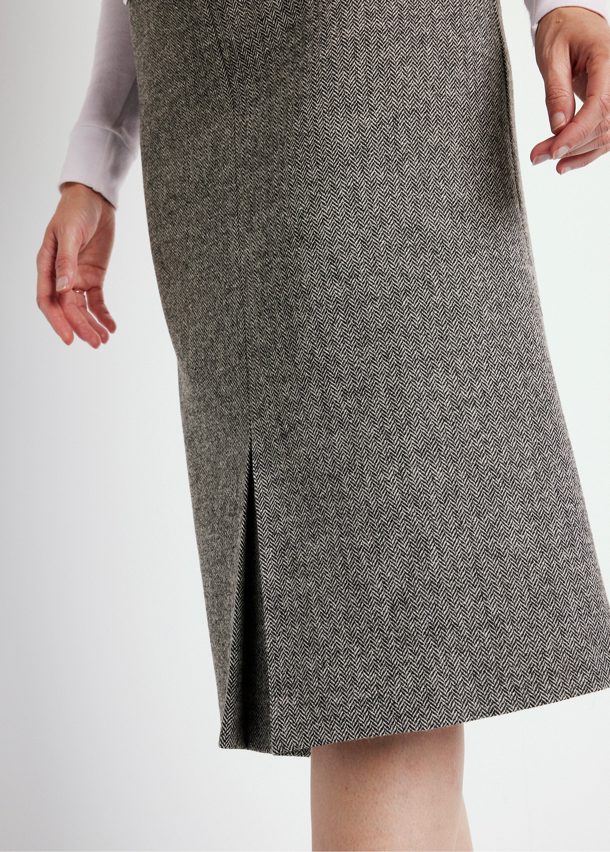 Herringbone_or_heather_skirt_length_65_cm_with_wool_Gray_chevrons_DE3_slim