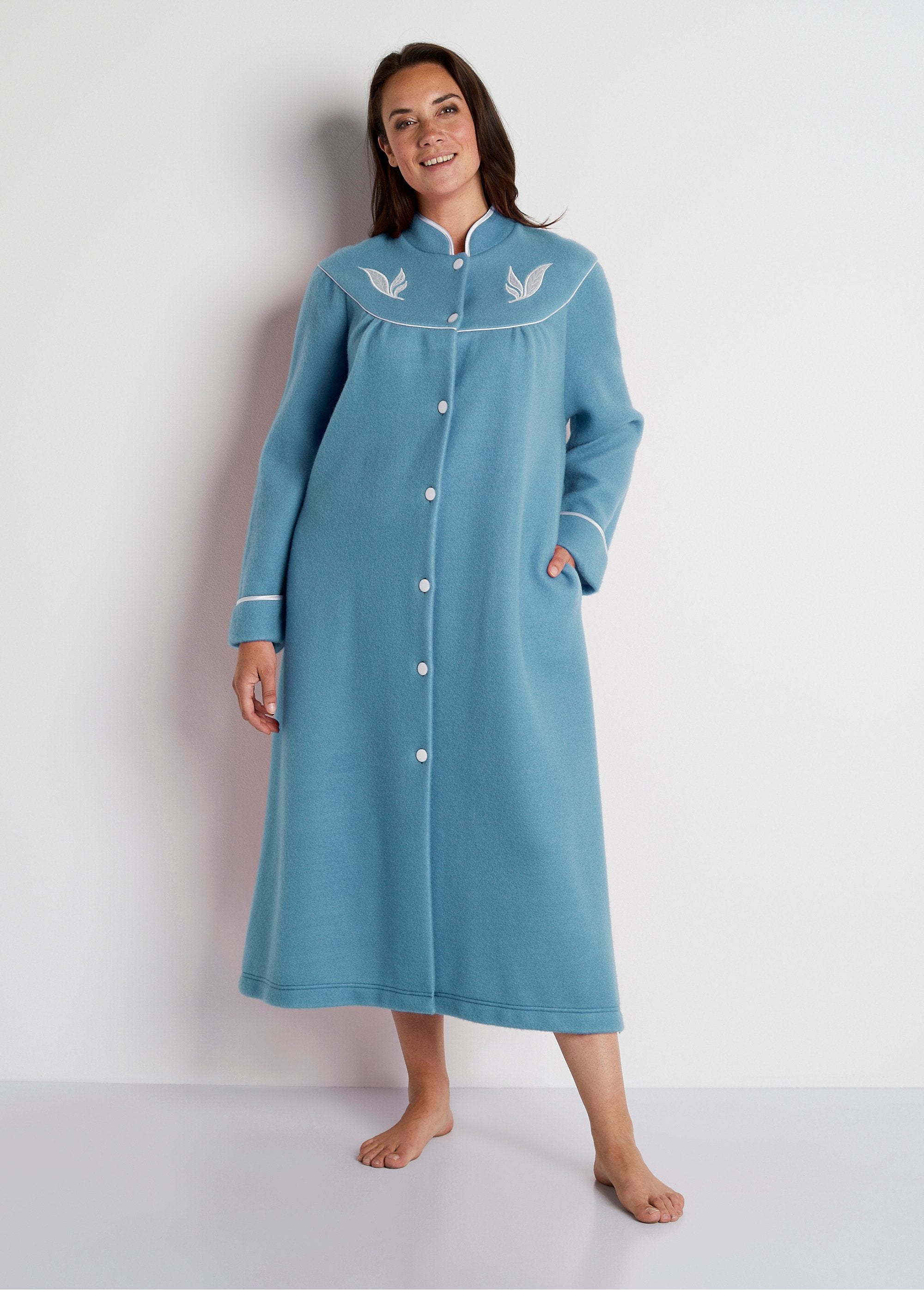 Buttoned_fleece_bathrobe_Blue_Duck_FA1_curvy