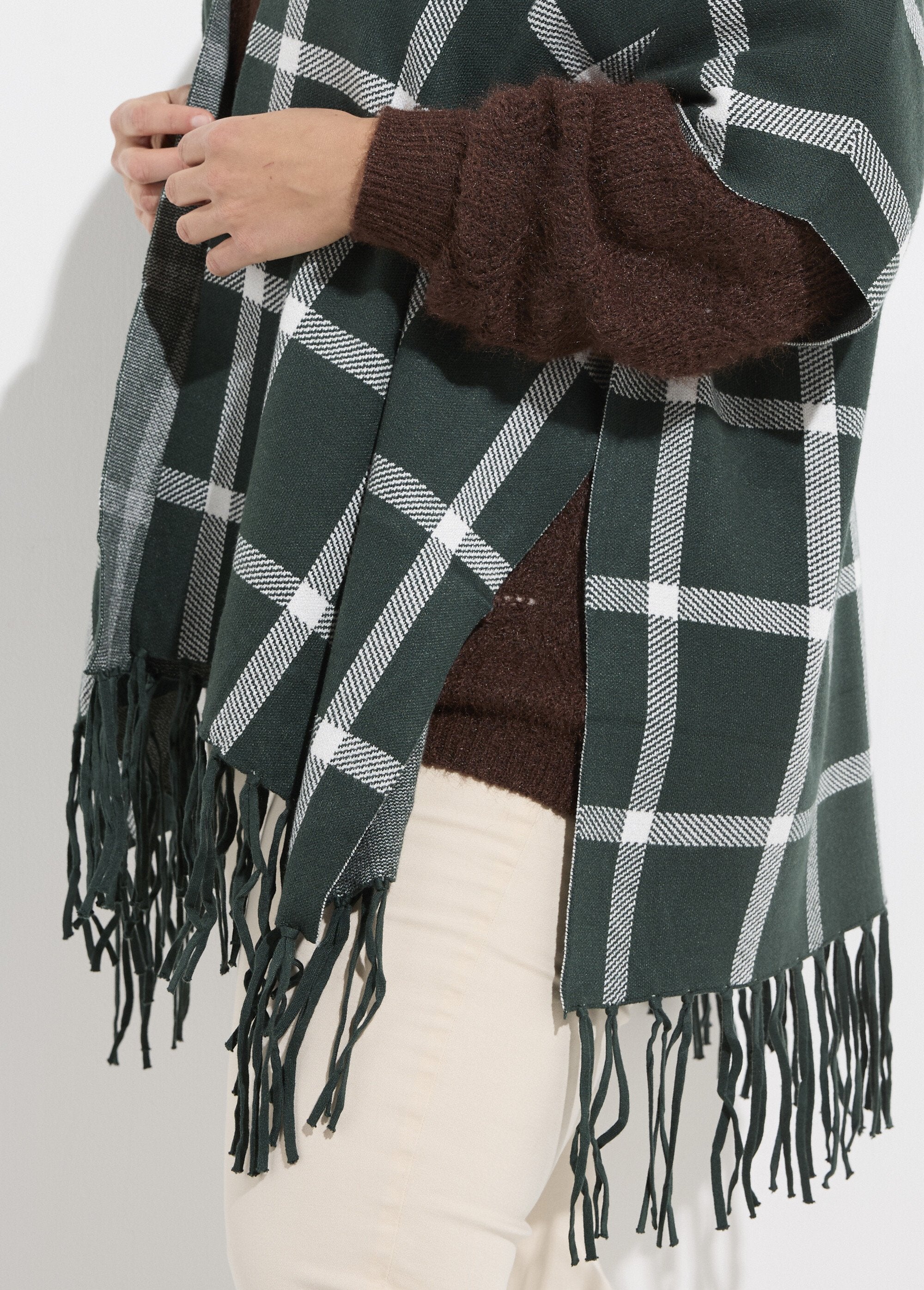 Knitted_cape_poncho_with_check_pattern_Green_tiles_DE1_curvy