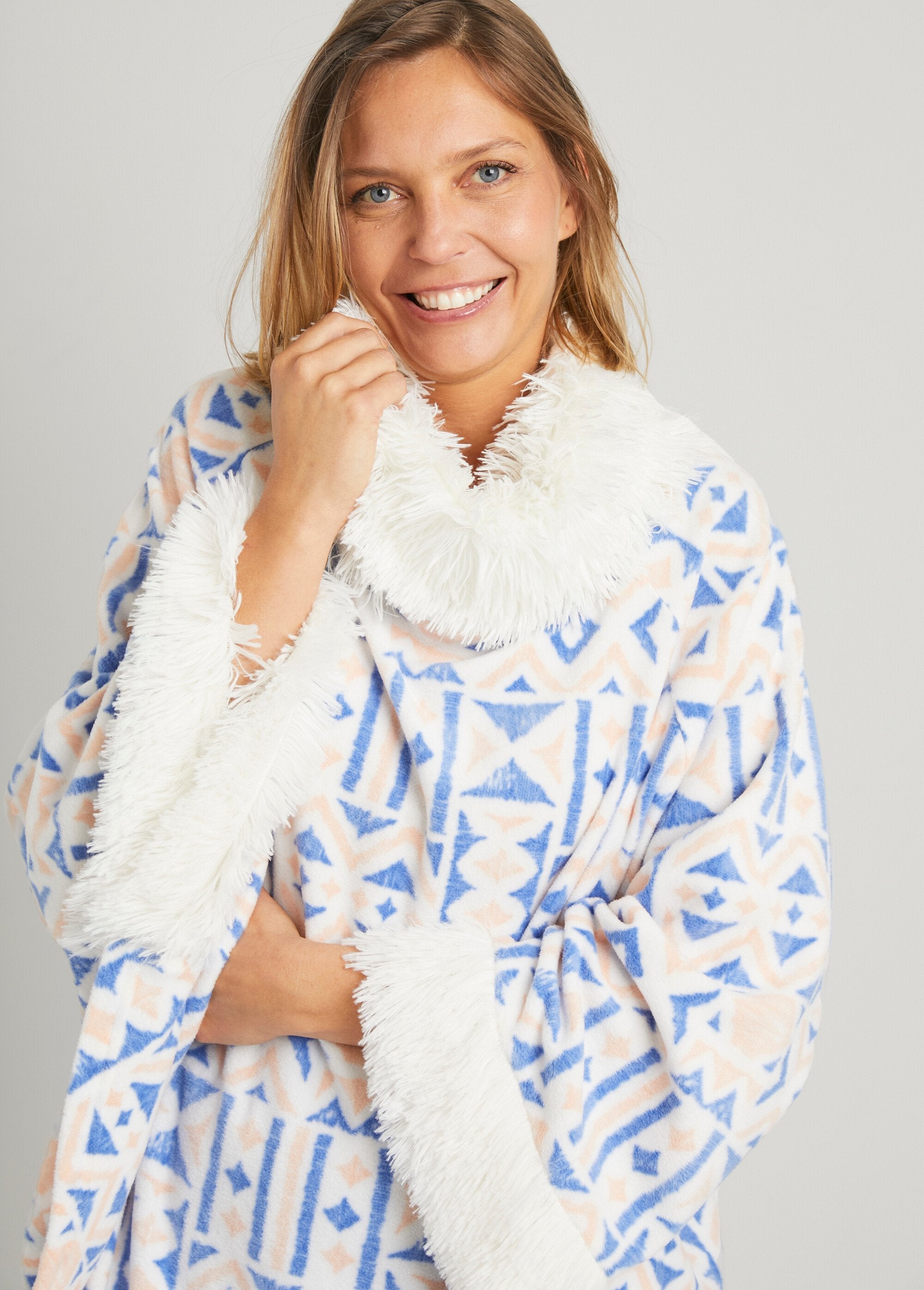 Warm_printed_fleece_poncho_with_scoop_neck_Blue_print_DE1_slim