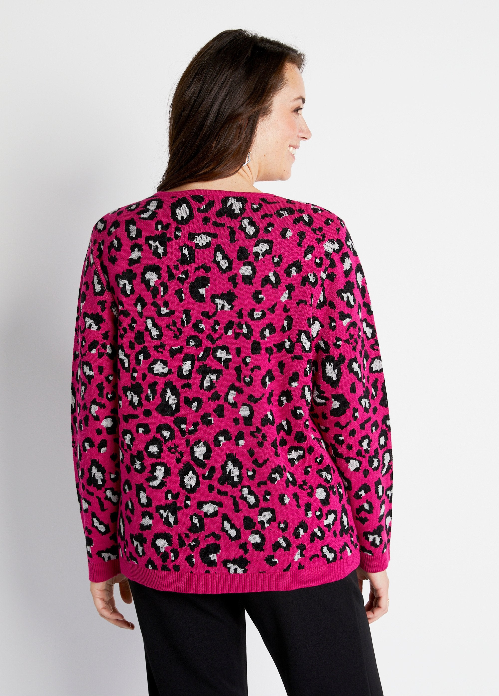 Round_neck_leopard_jacquard_sweater_Fuchsia_and_black_DO1_curvy