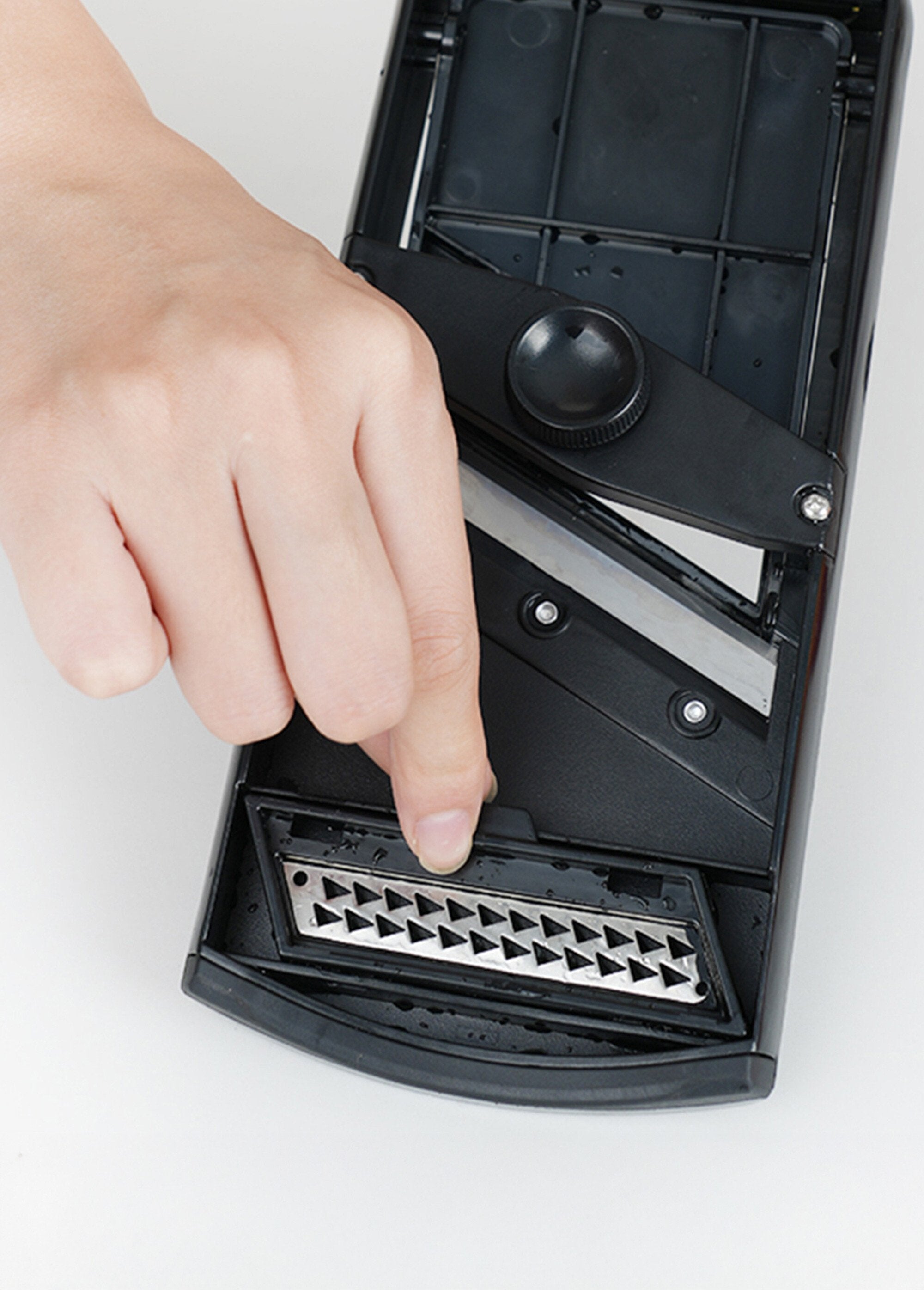 Kitchen_grater_with_2_stainless_steel_blades_and_pusher_Black_and_gray_DE1_slim
