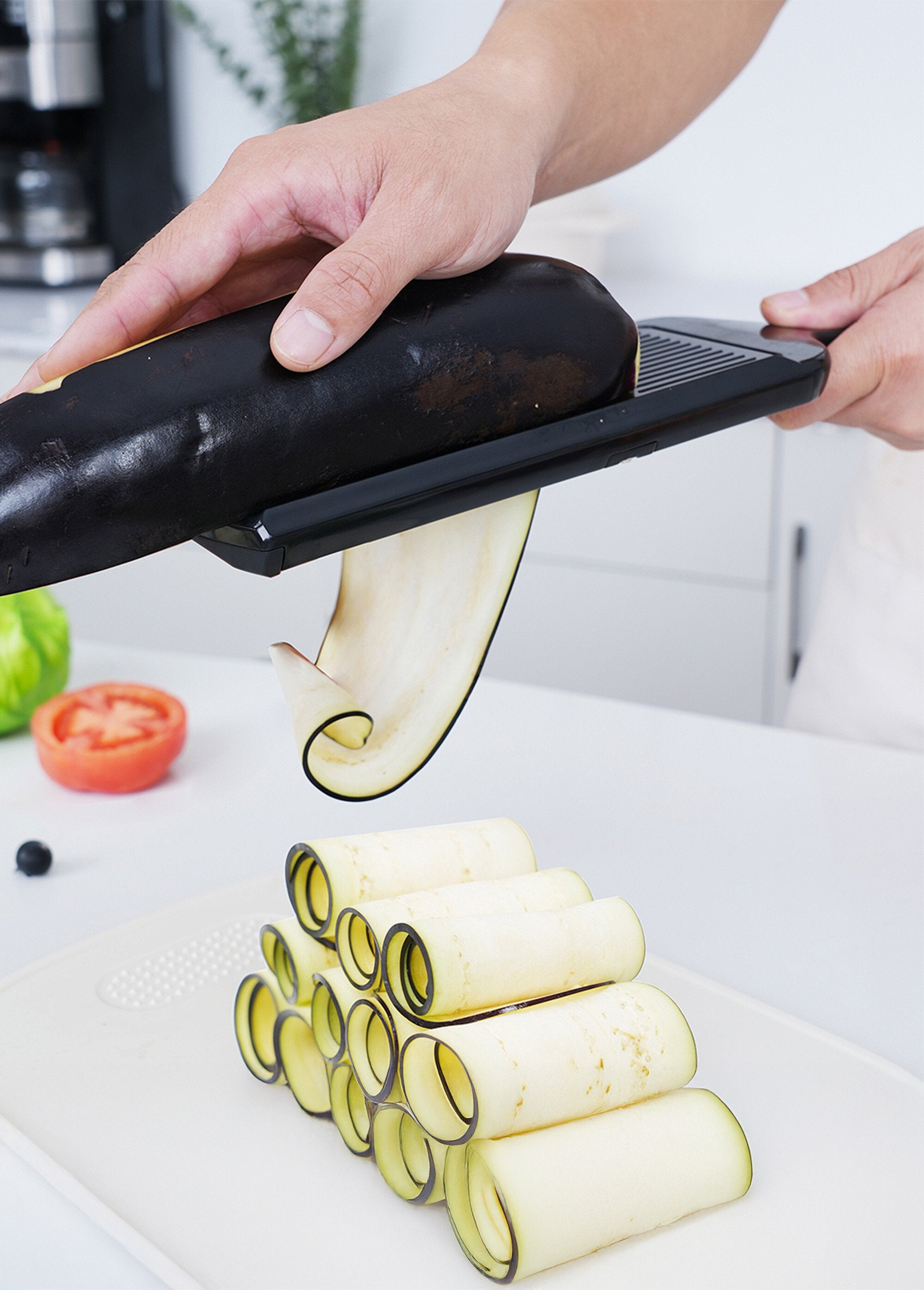 Kitchen_grater_with_2_stainless_steel_blades_and_pusher_Black_and_gray_DE4_slim