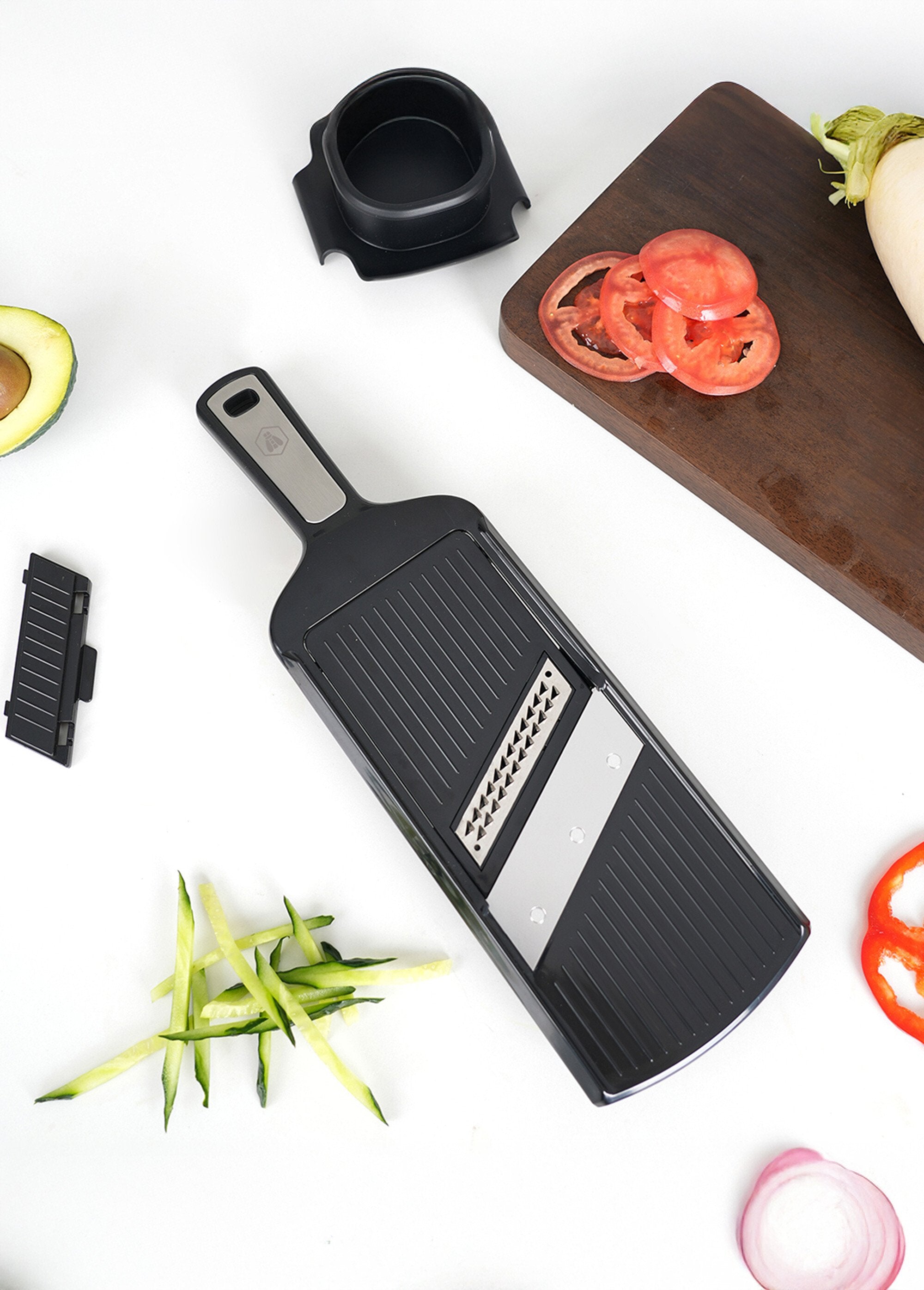 Kitchen_grater_with_2_stainless_steel_blades_and_pusher_Black_and_gray_DE5_slim
